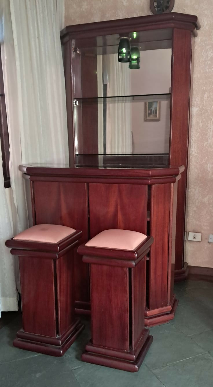 Barzinho em madeira maciça com 2 banquetas