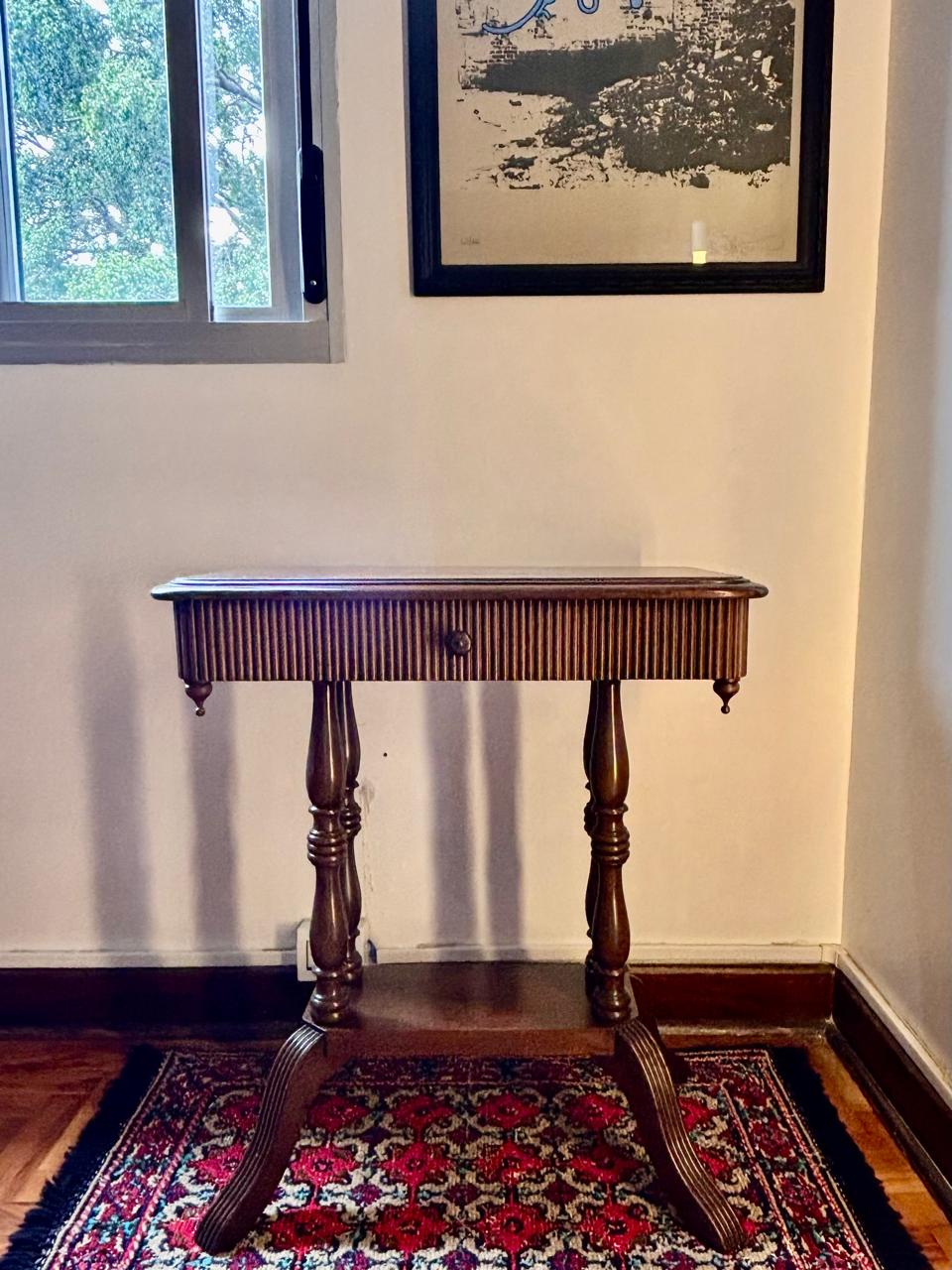 Mesa de apoio em madeira com gaveta e pés torneados (DMCPS_087)