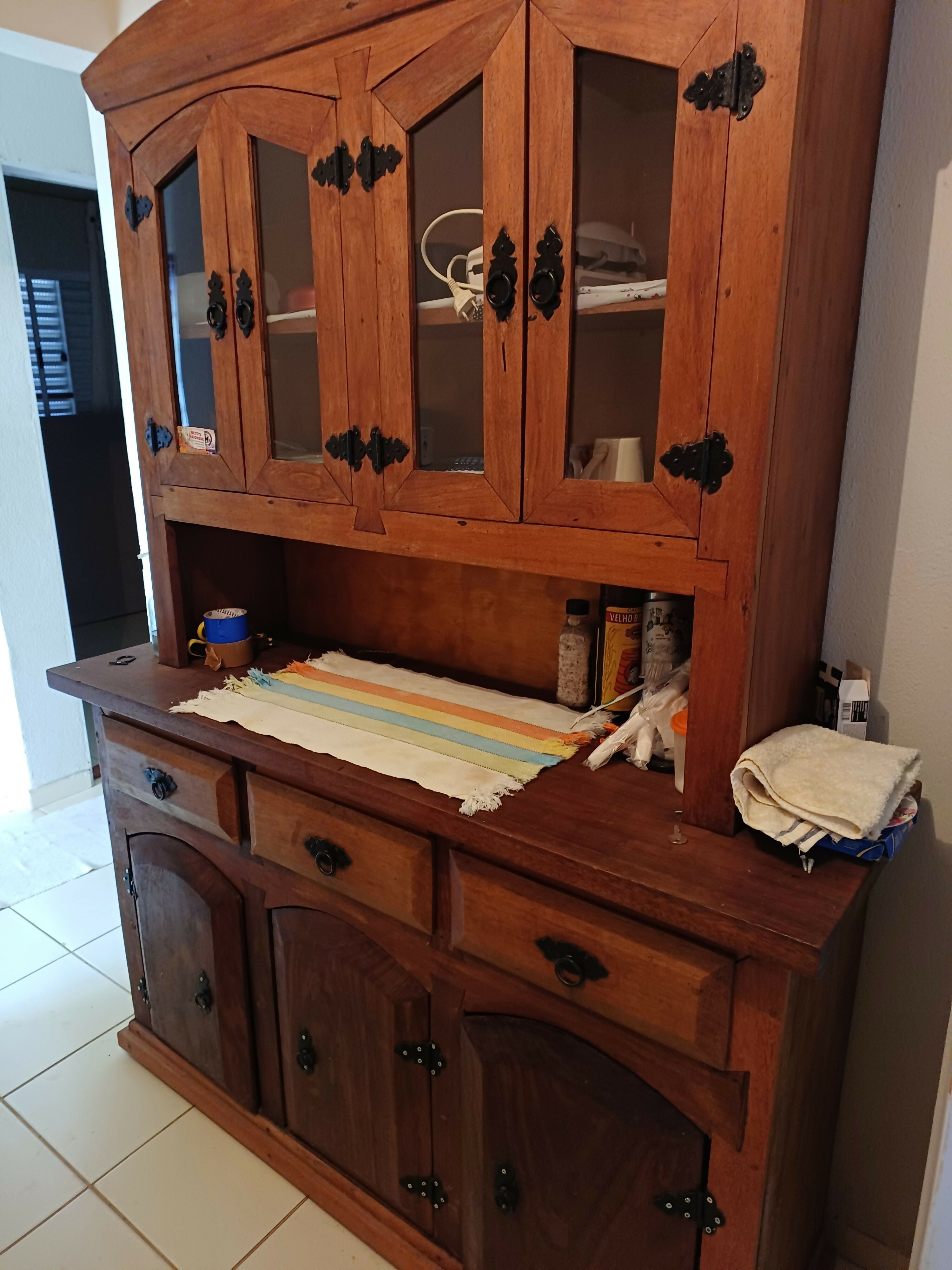 Armário de cozinha madeira escura