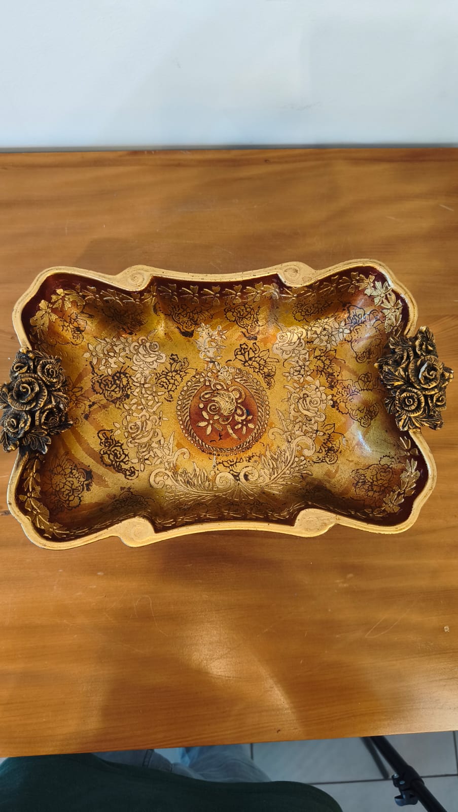 Centro de Mesa Decorativo Retangular Dourado com Motivos Florais – 30 × 19 cm
