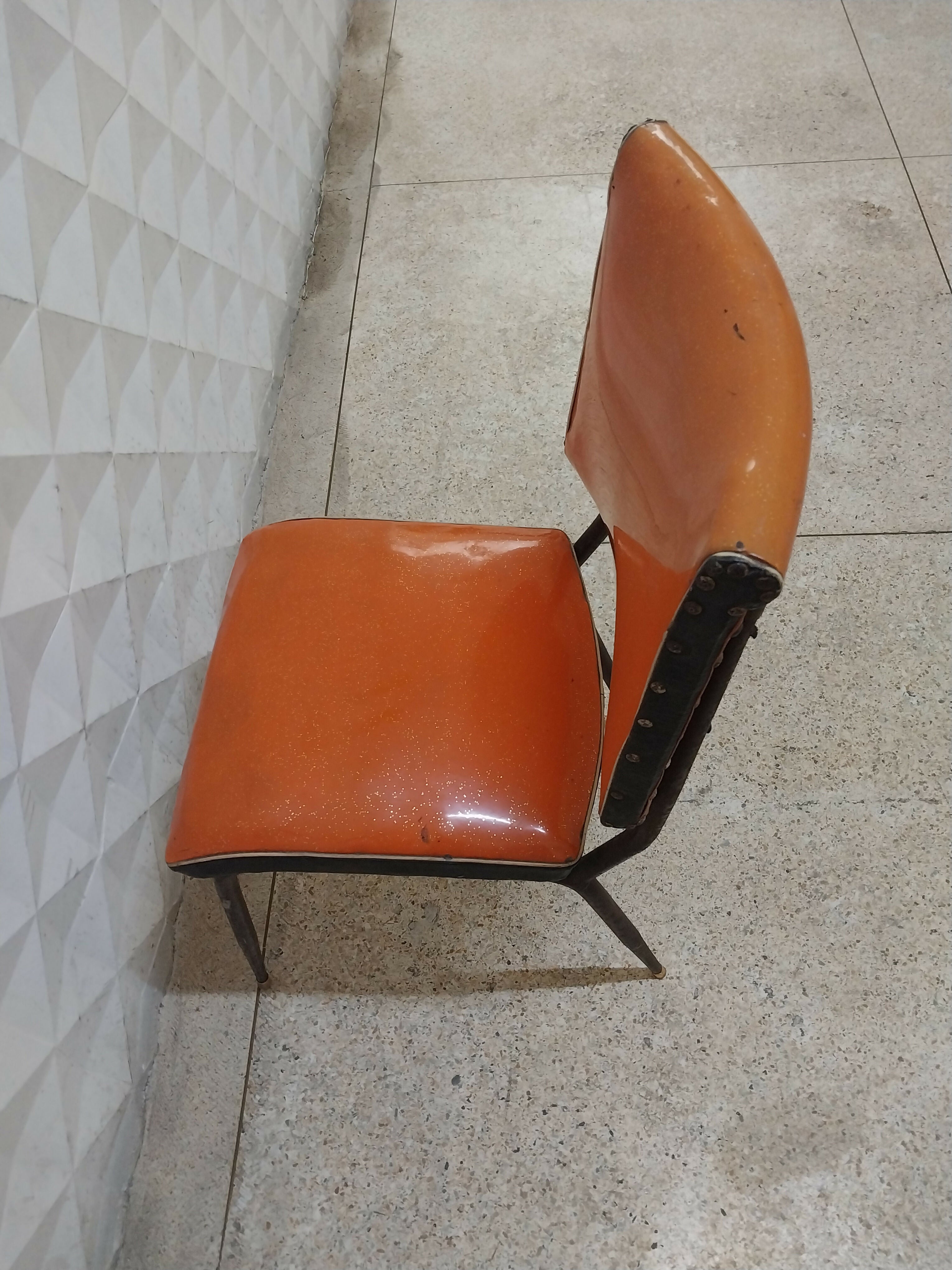 Cadeira Anos 60 Laranja em Vinil