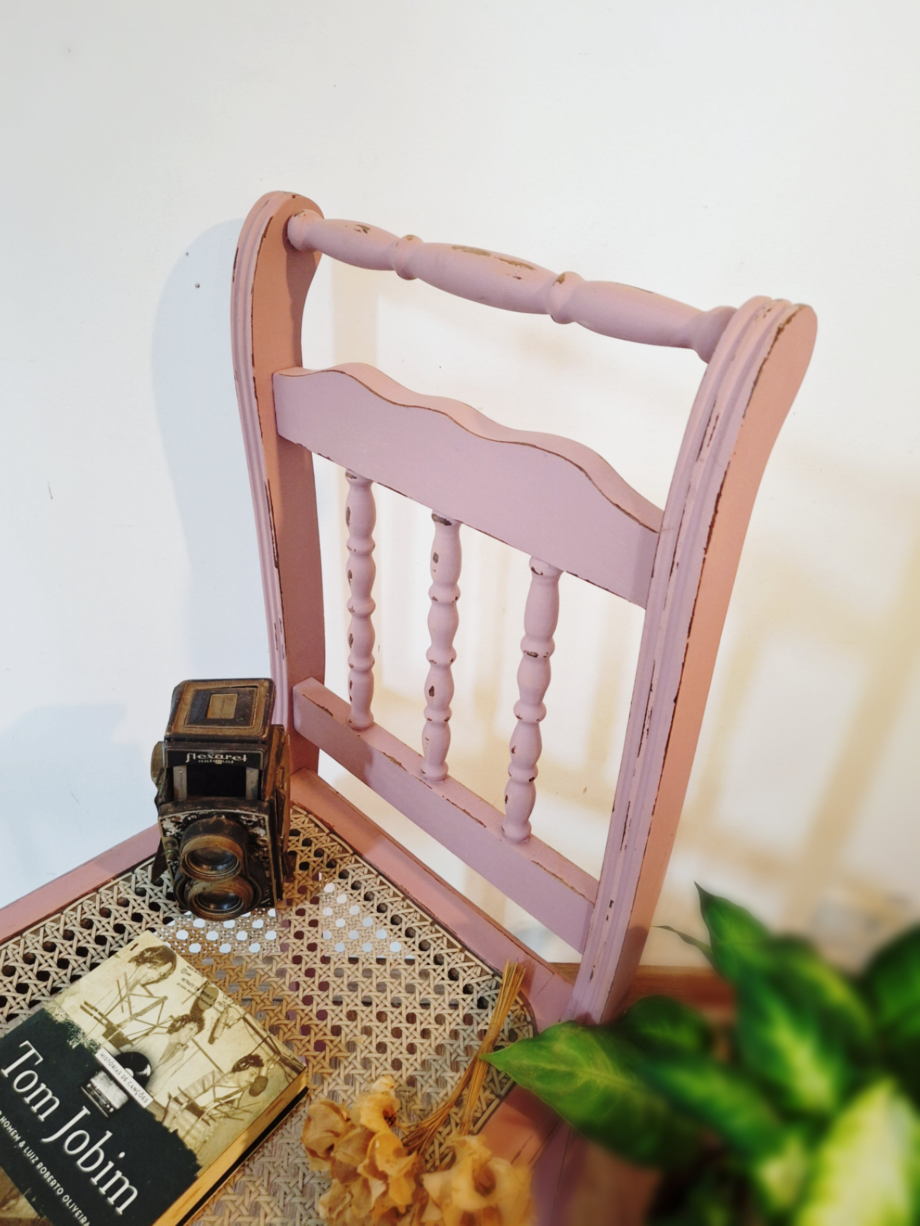 Cadeira palhinha pintada em cor pastel rosada 