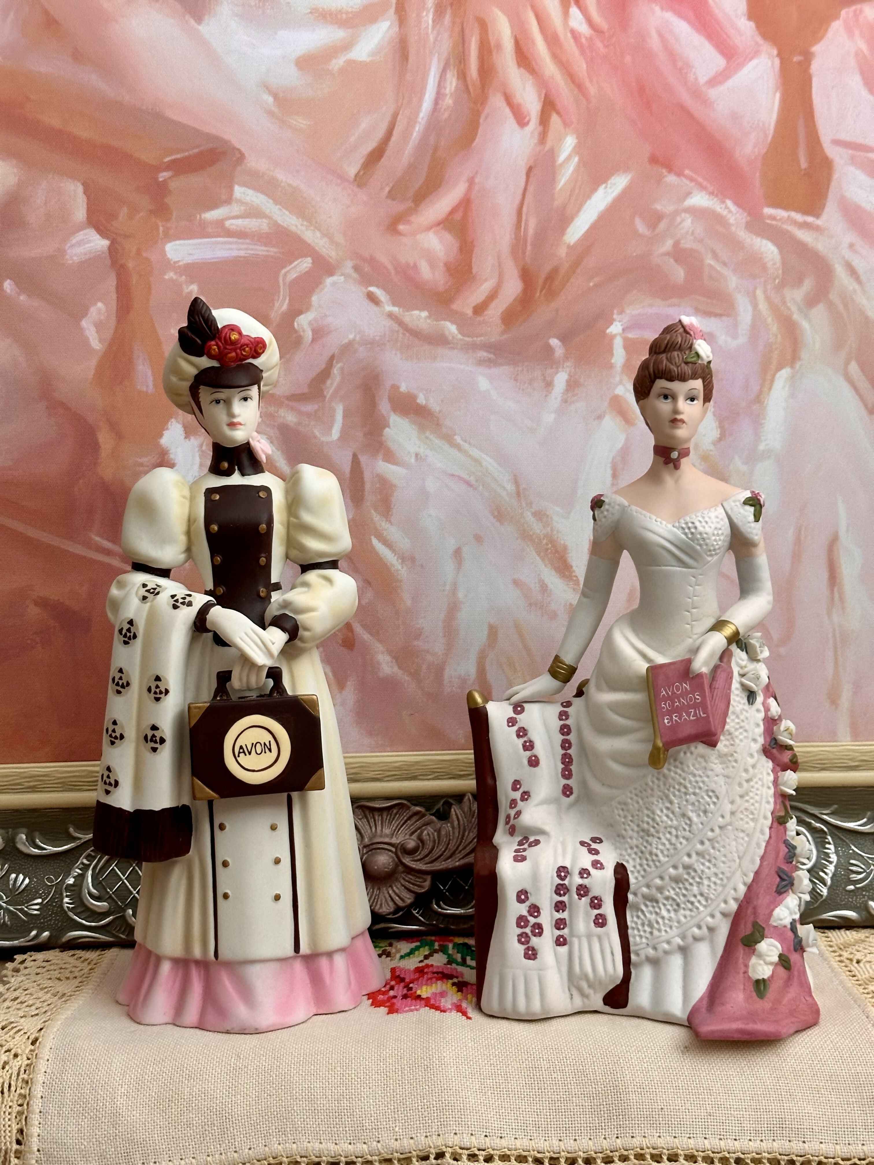 Estatuetas na caixa 2007 e 2008-de porcelana colecionáveis da Mrs. Albee, produzidas pela Avon como troféus e itens comemorativos. Valor de cada peça !