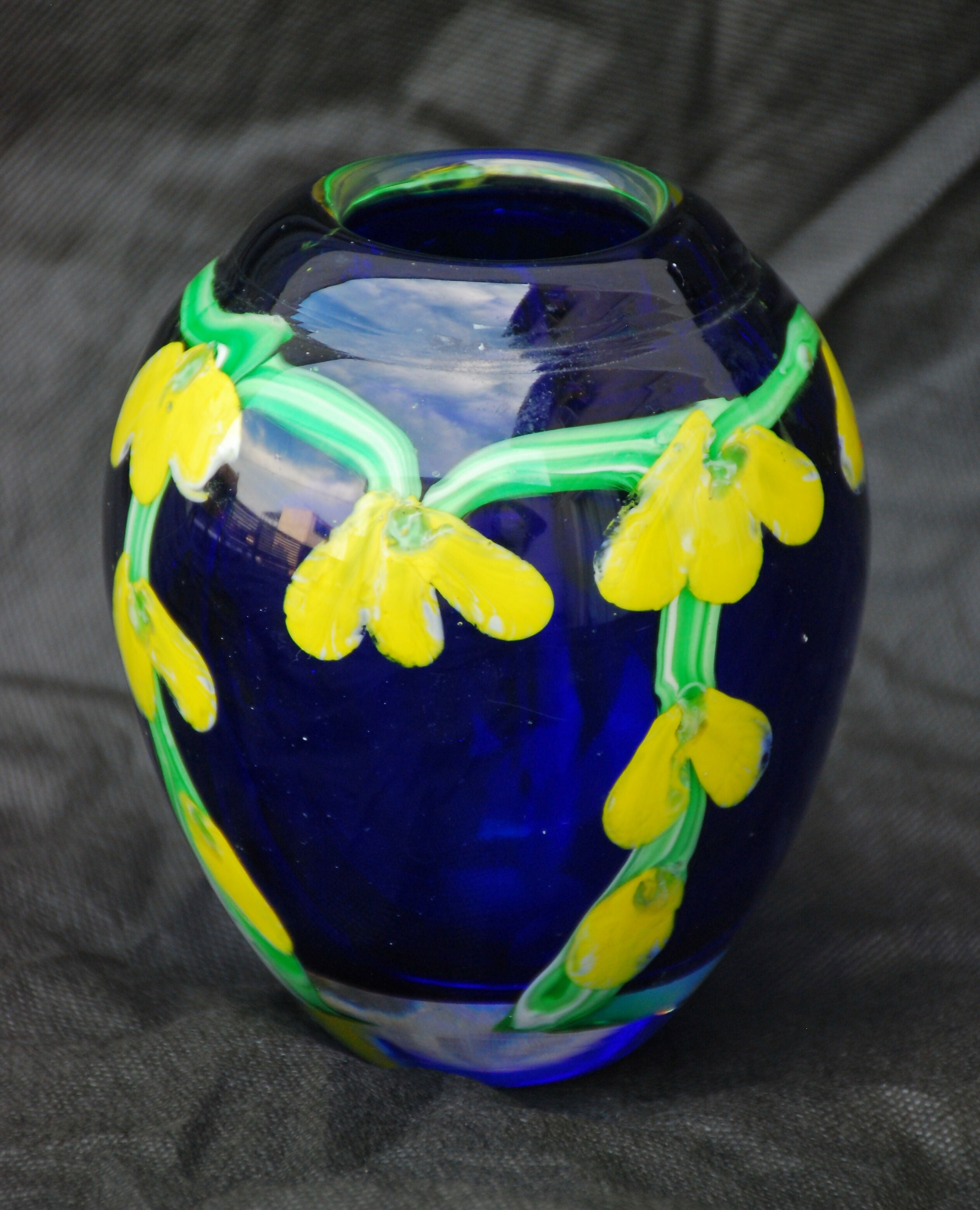 vaso de vidro Murano em formato ovo , vidro artístico soprado 13 x 12 . anos 70