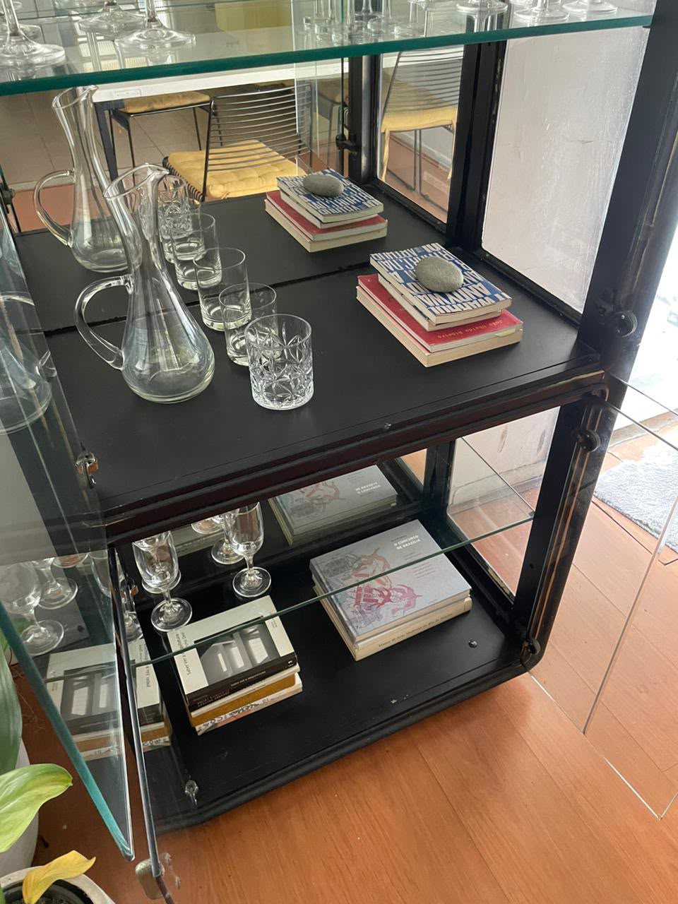 CRISTALEIRA ART DECÓ com estrutura em madeira maciça com 4 portas de vidro bisotado 