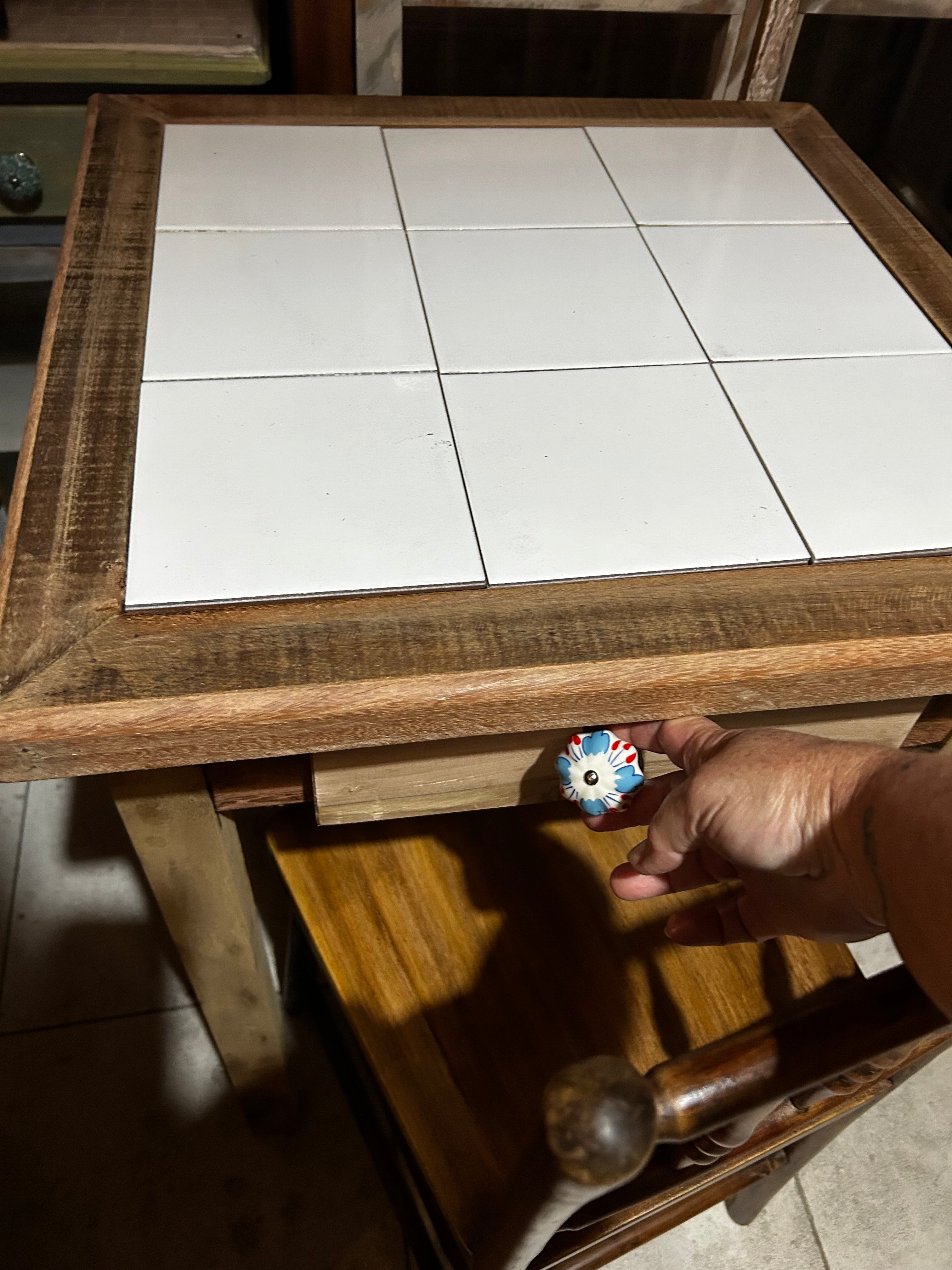 Mesa vintage quadrada com azulejos brancos e gaveta
