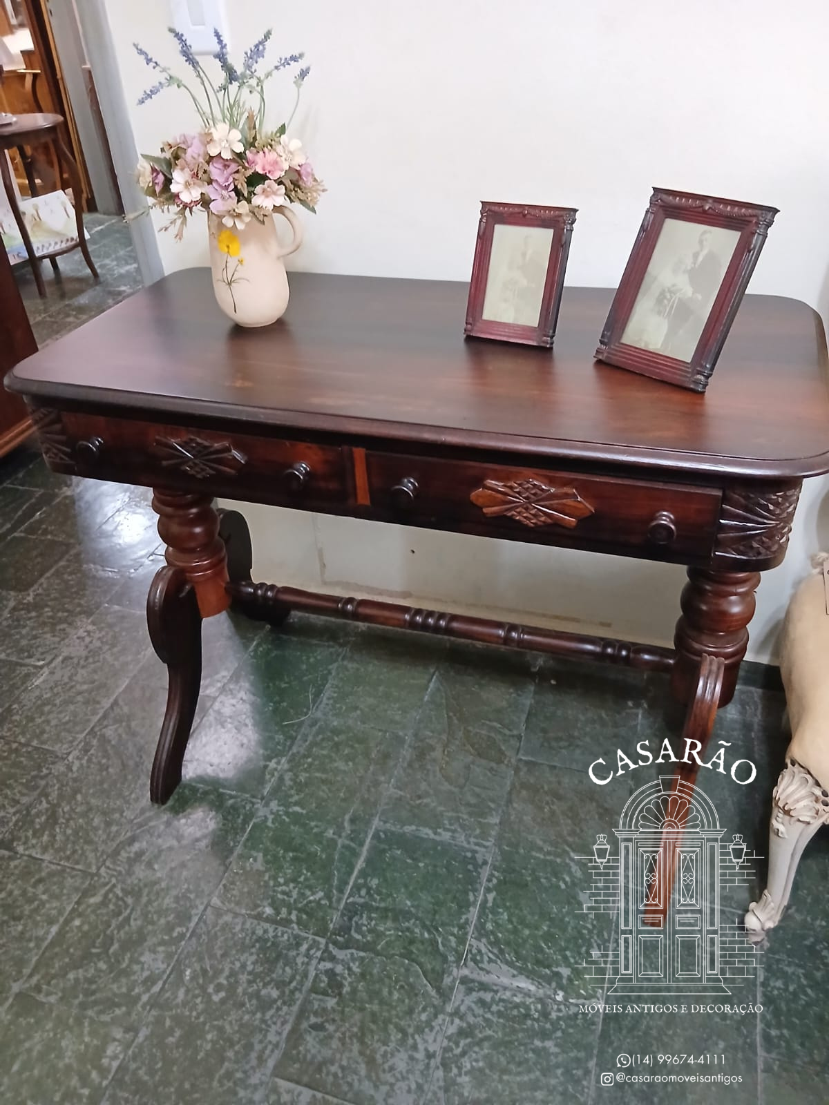 Aparador colonial em Jacarandá com detalhes entalhados e duas gavetas 