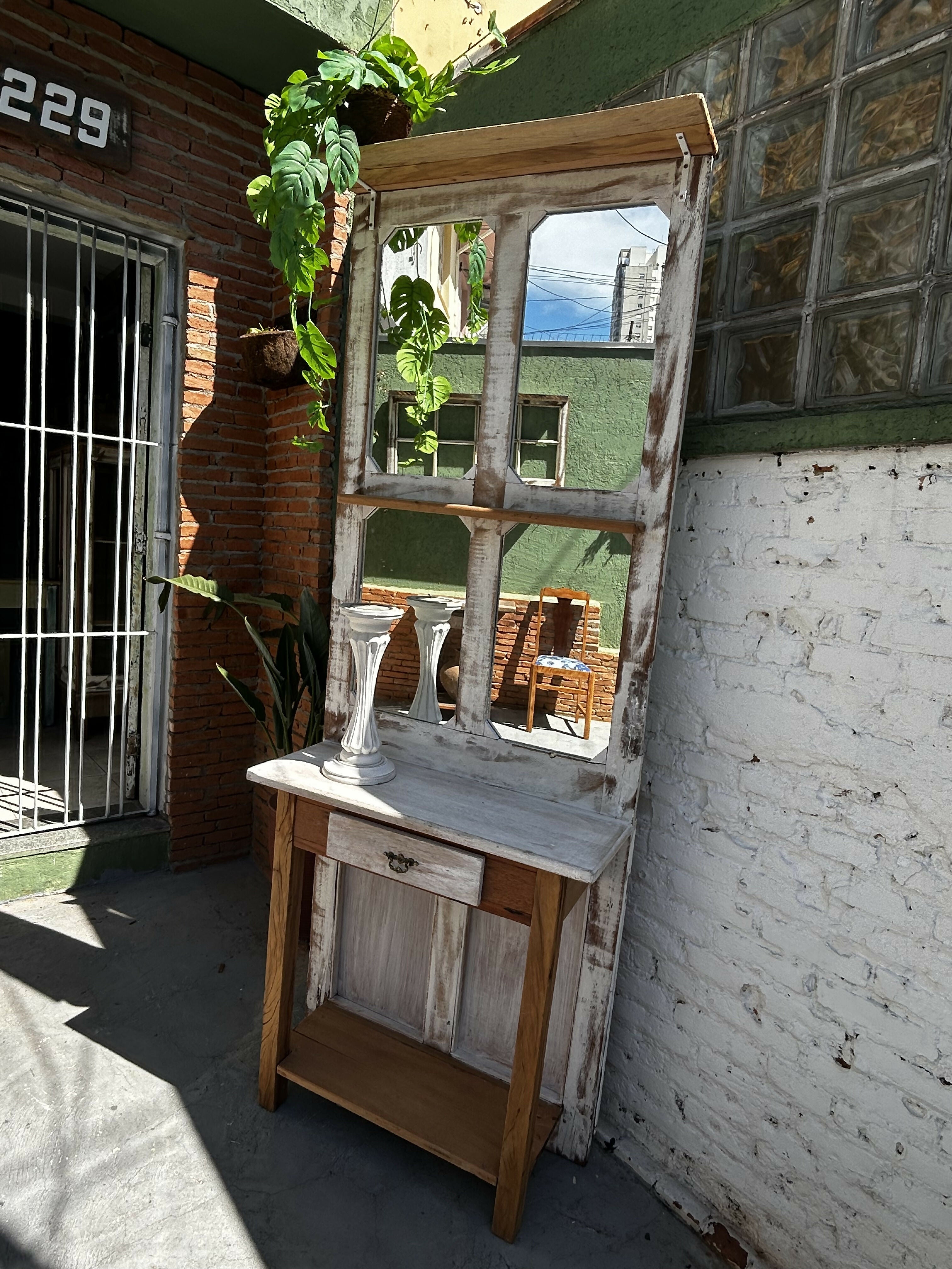 Chapeleira em madeira de porta Upcycling