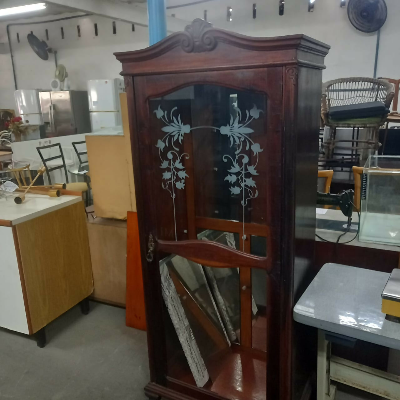 Cristaleira com desenho no vidro