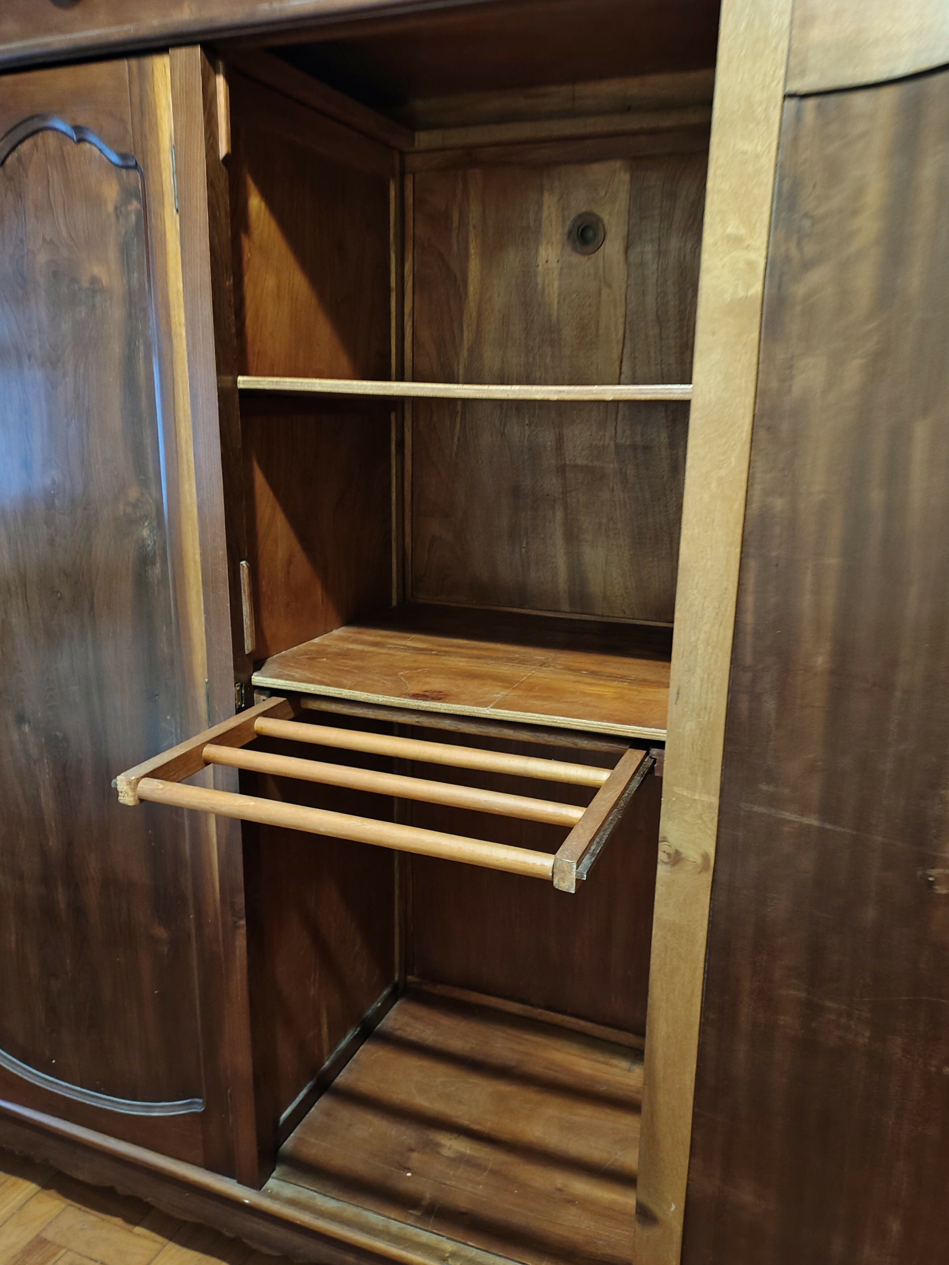 Guarda roupas de madeira maciça