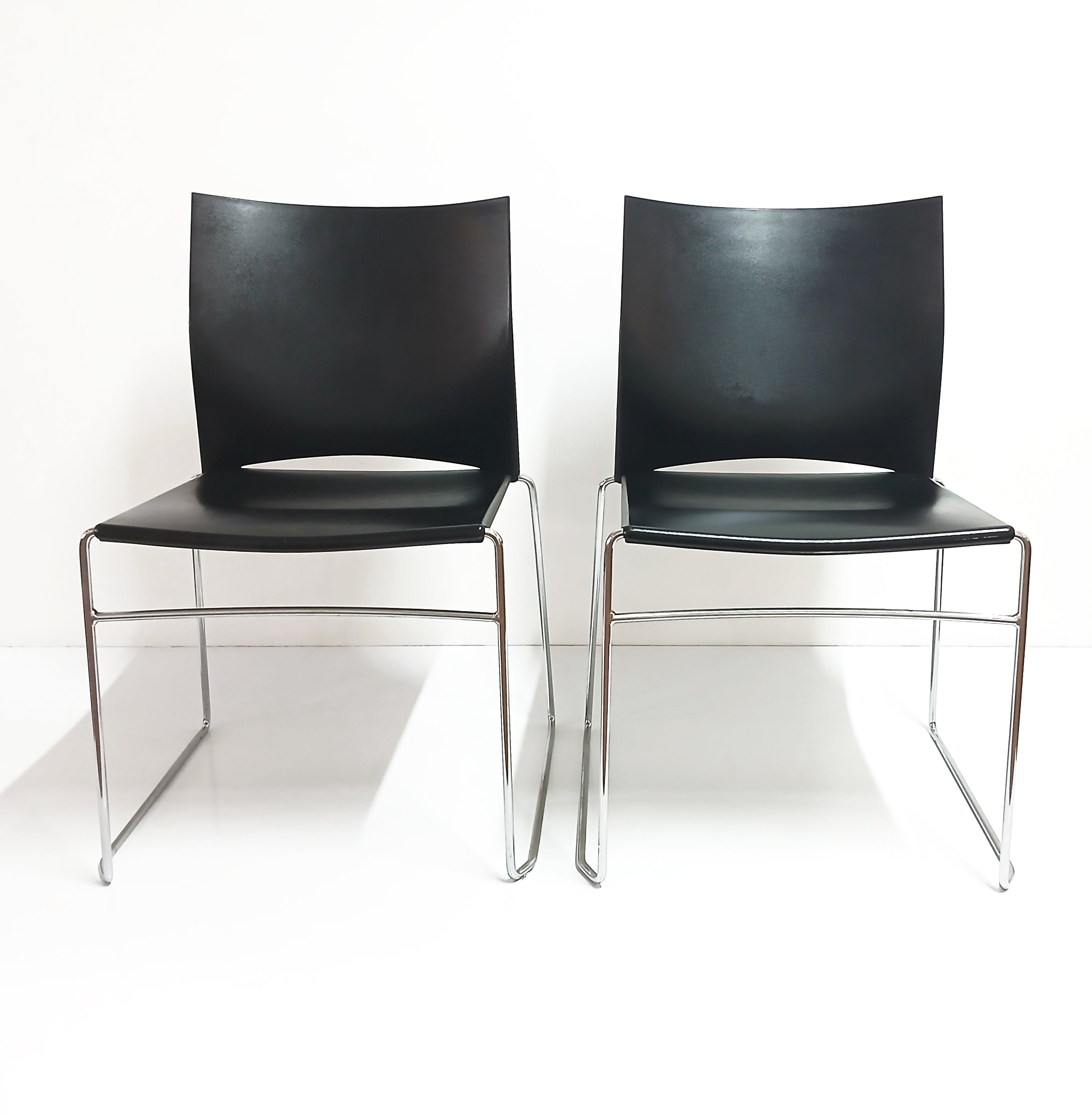 Par de cadeiras Pronta Stacking Chair preta da Herman Miller - Atribuída