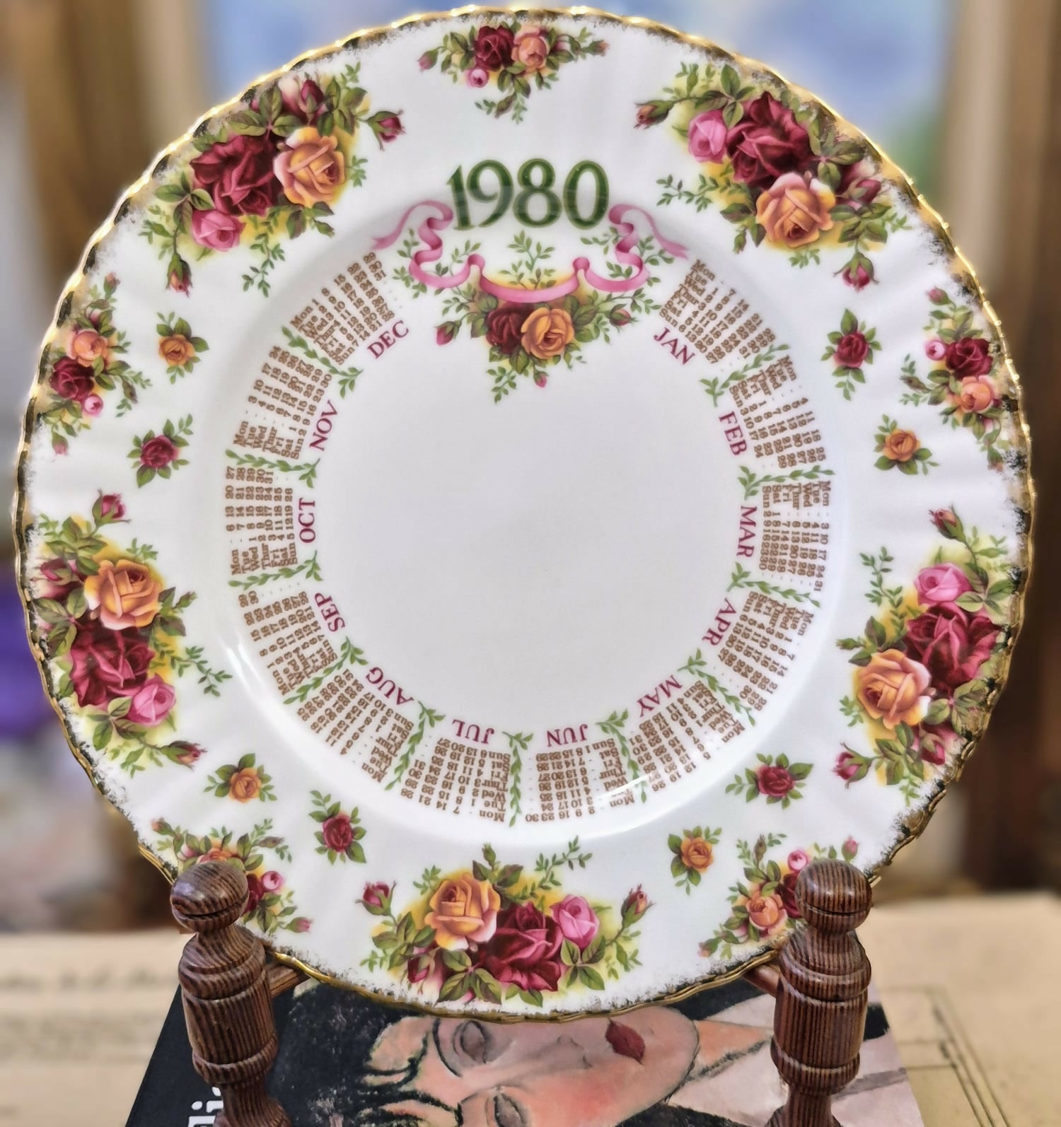 Prato decorativo em porcelana inglesa Fine Bone China Royal Albert, linha Old Country Roses Calendar Plate
