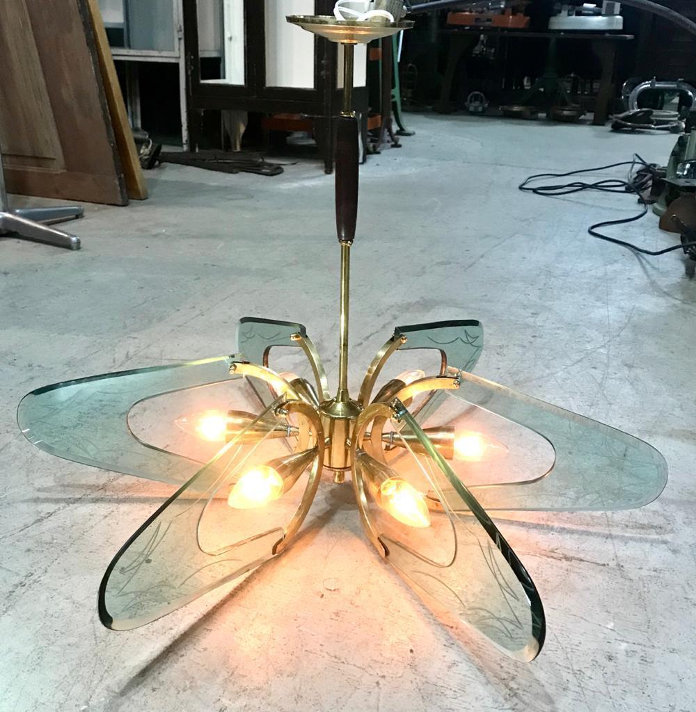 Lustre Mid Century dourado em vidro azulado e madeira 