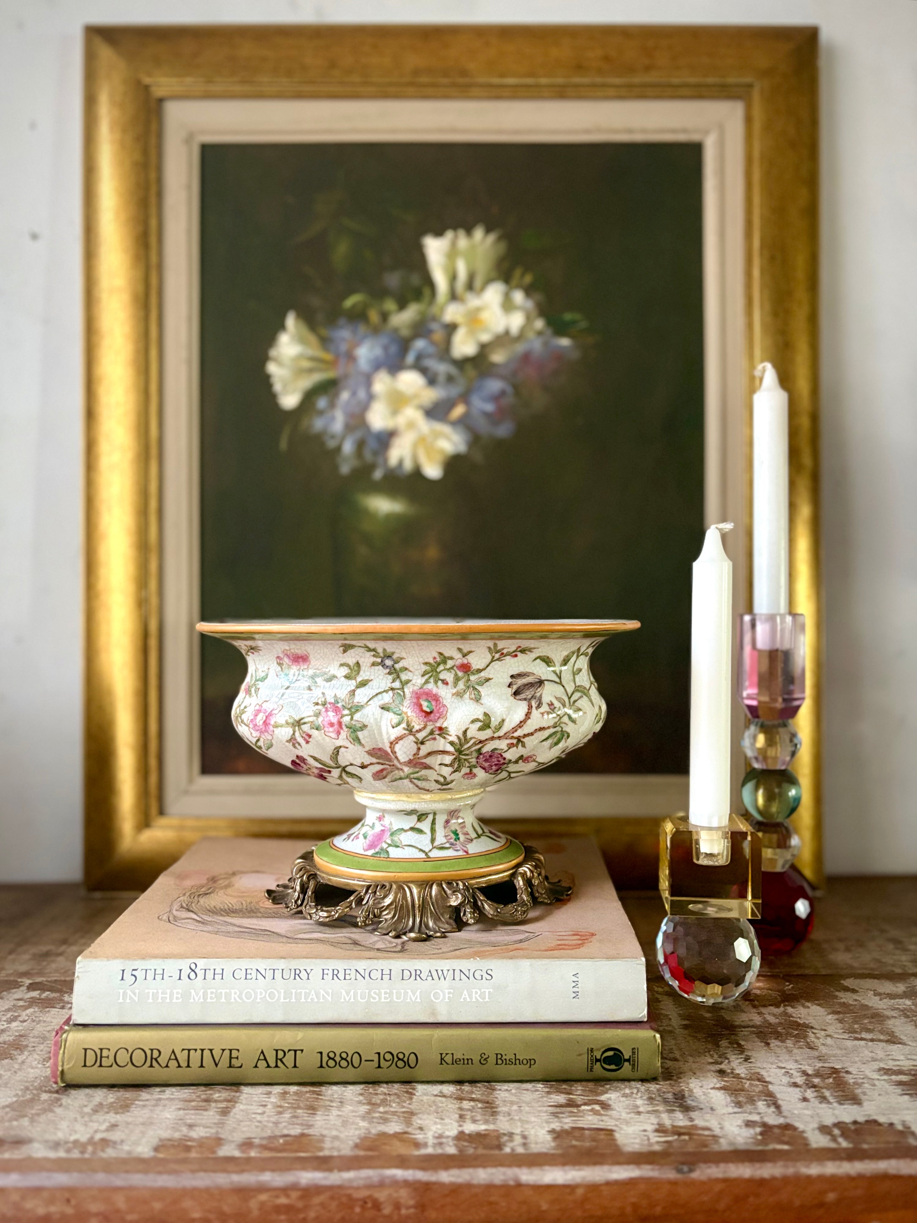 Floreira de porcelana craquelada com decoração floral 