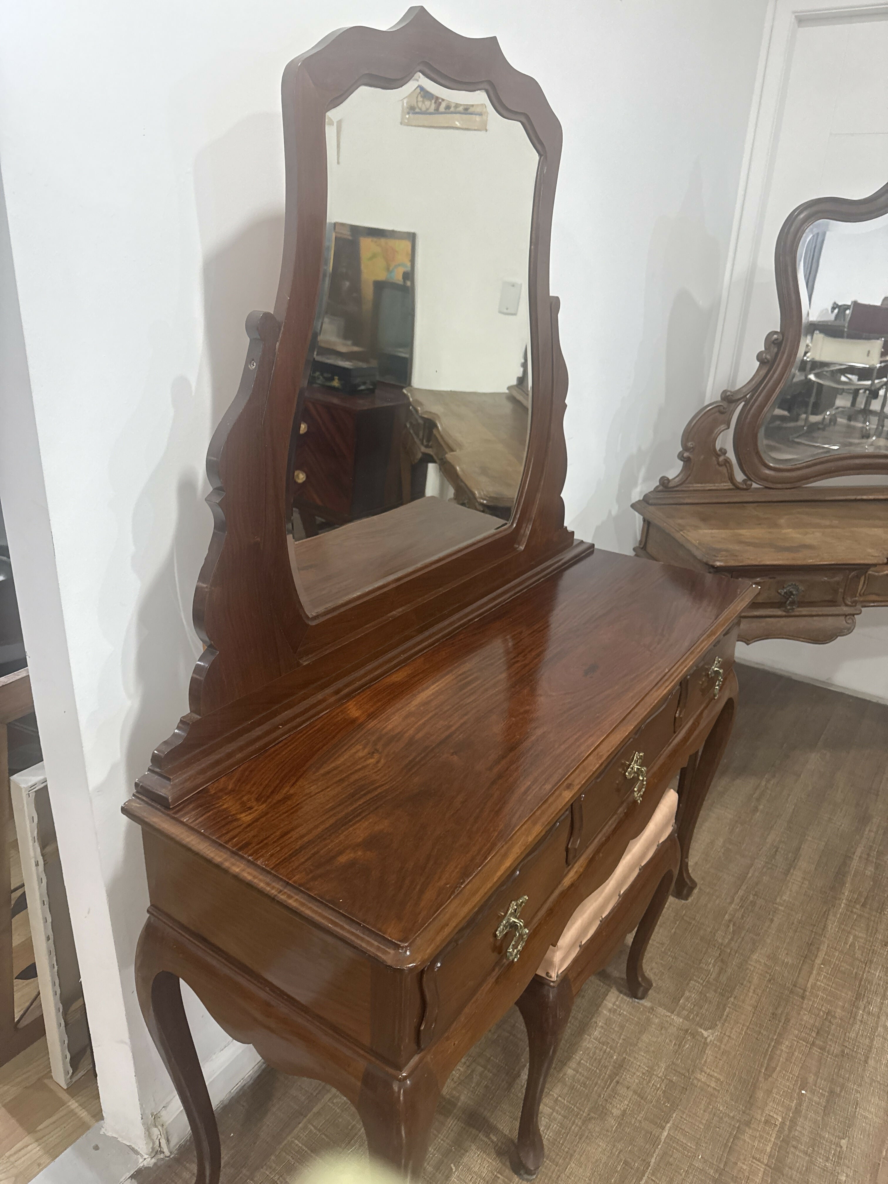 Penteadeira em Jacarandá Nobre com banqueta – TRADIÇÃO FAMILIAR E MARCENARIA BRASILEIRA ✨