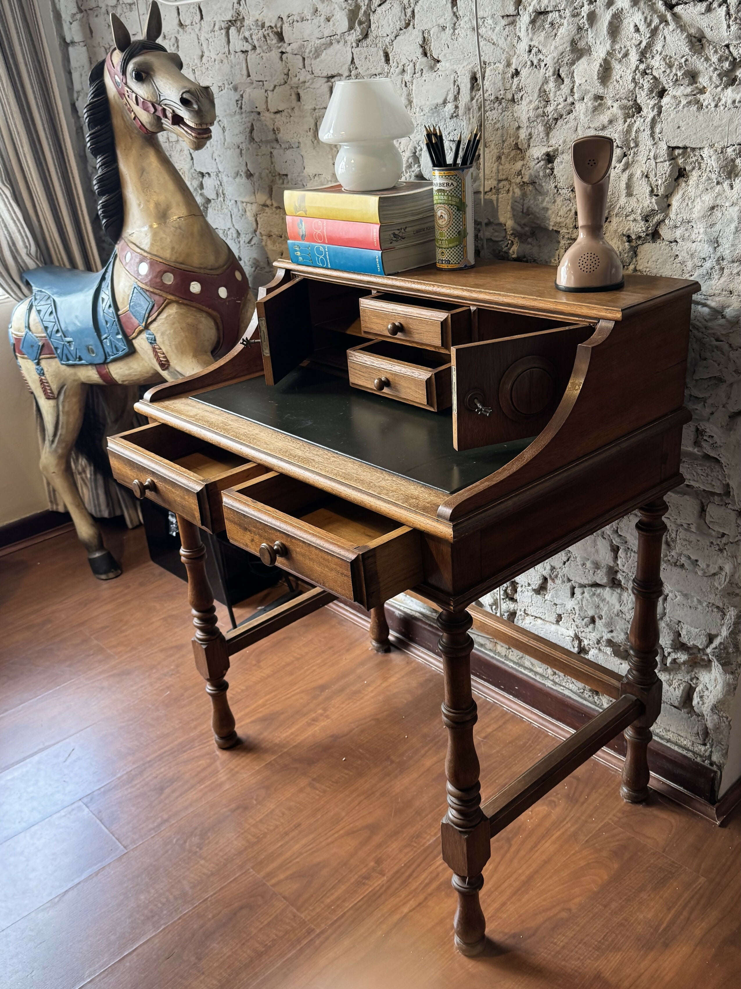 Escrivaninha / penteadeira em madeira maciça