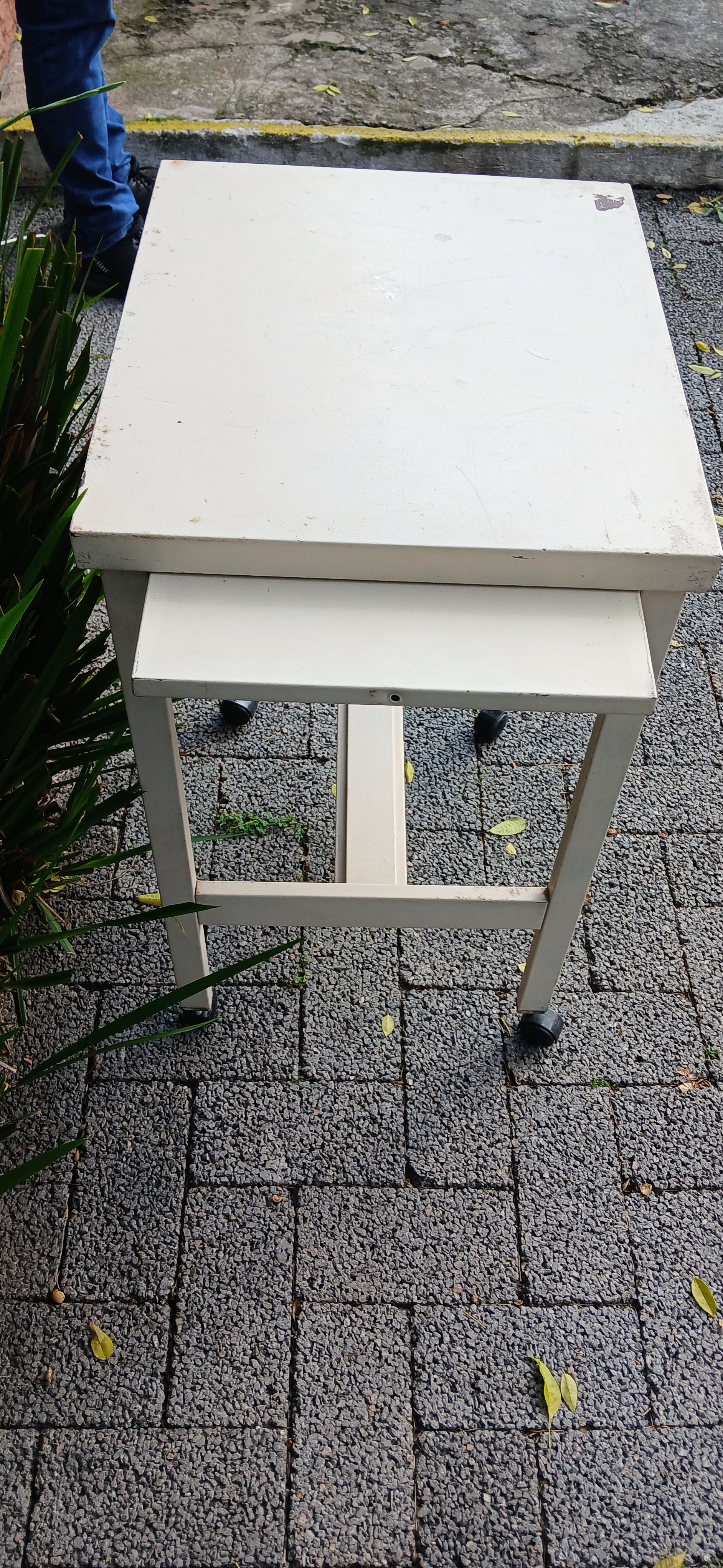 Mesinha Industrial Antiga em ferro branco com gaveta e aba lateral retrátil 