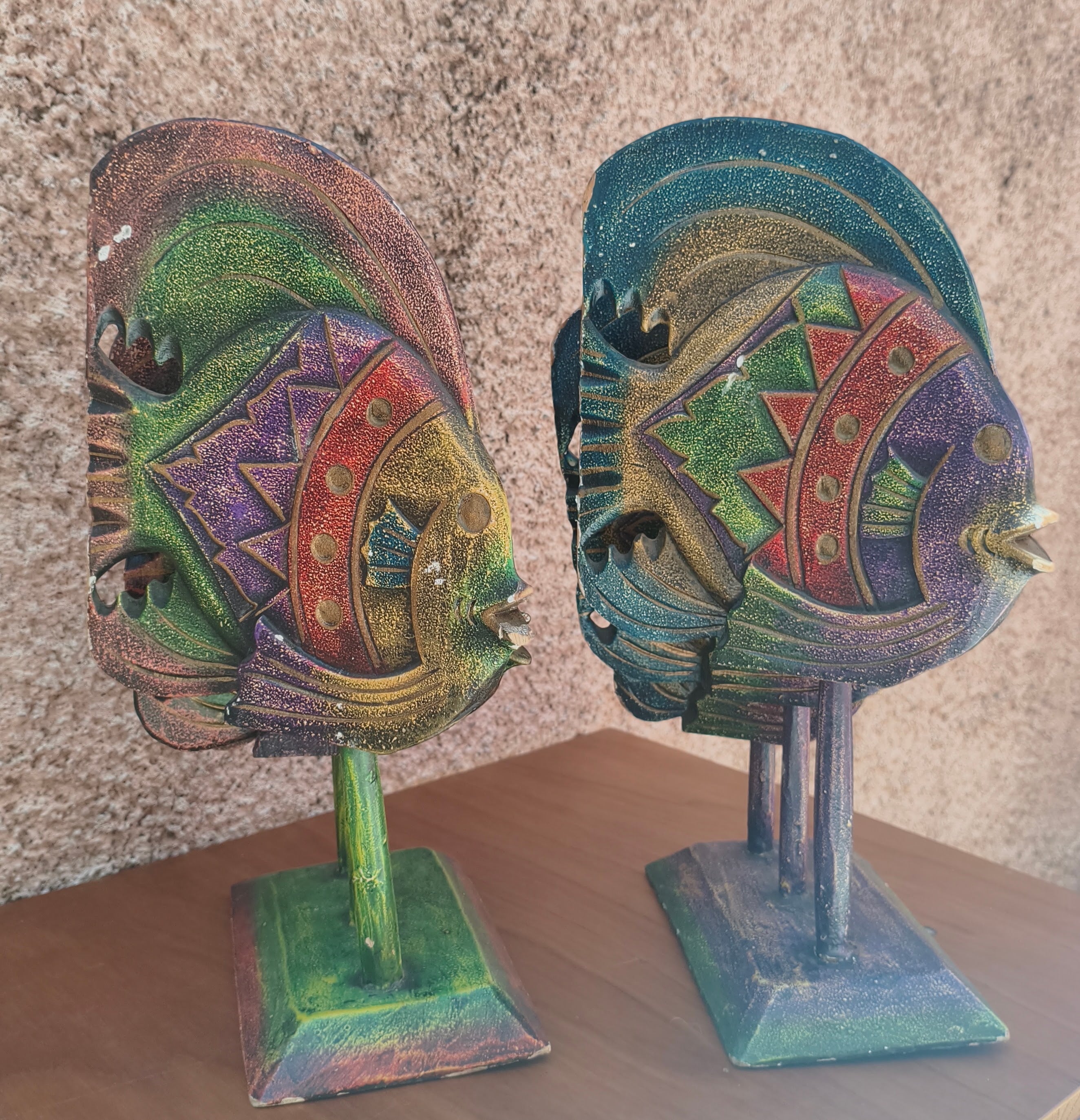 Par de esculturas decorativas em madeira