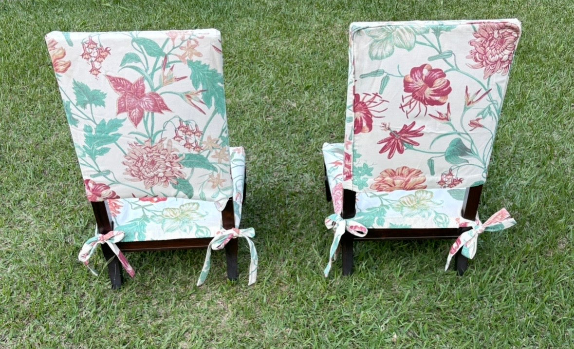 Par de poltronas baixas com estofado branco com flores 