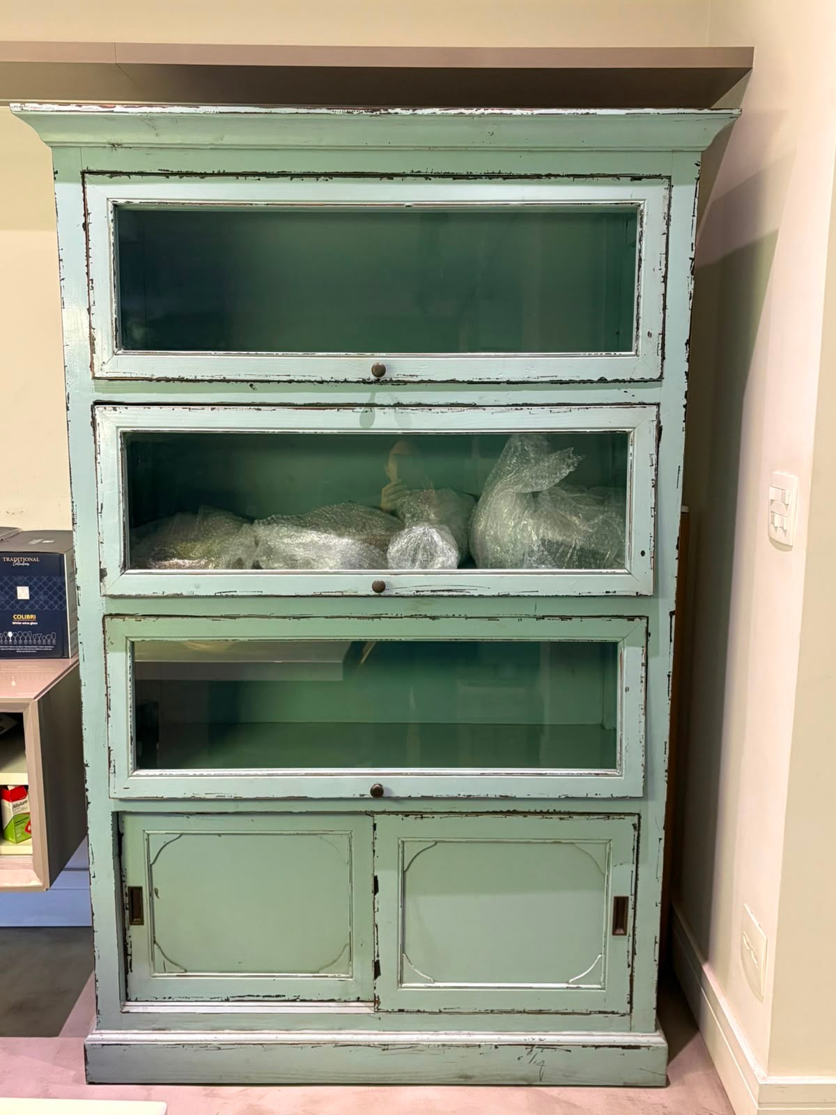 Guarda louças antigo em pátina verde com porta basculante