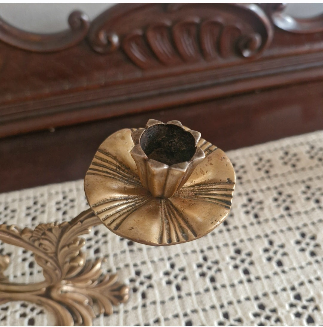 Par de castiçais / candelabros antigos de duas velas em estilo Art Nouveau, feitos em bronze dourado com forma floral 