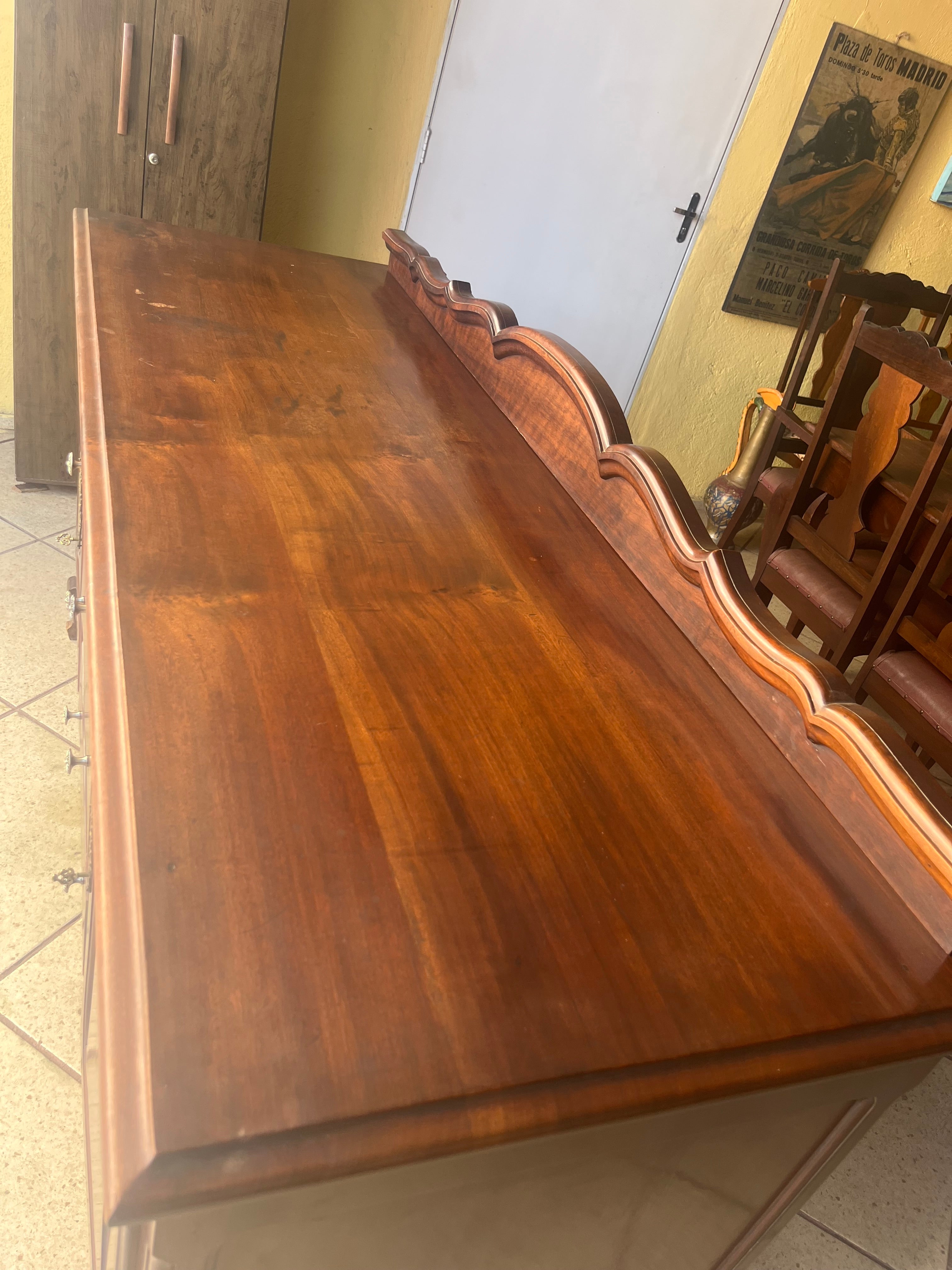 BELÍSSIMO BUFFET COM ESPELHO COM MAIS DE 80 ANOS