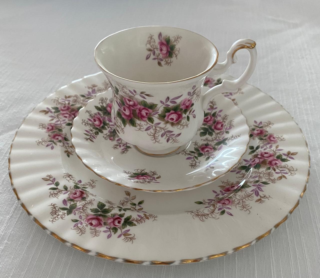 Xicara em porcelana finíssima marca: Royal Albert Bone China England com decoração floral 