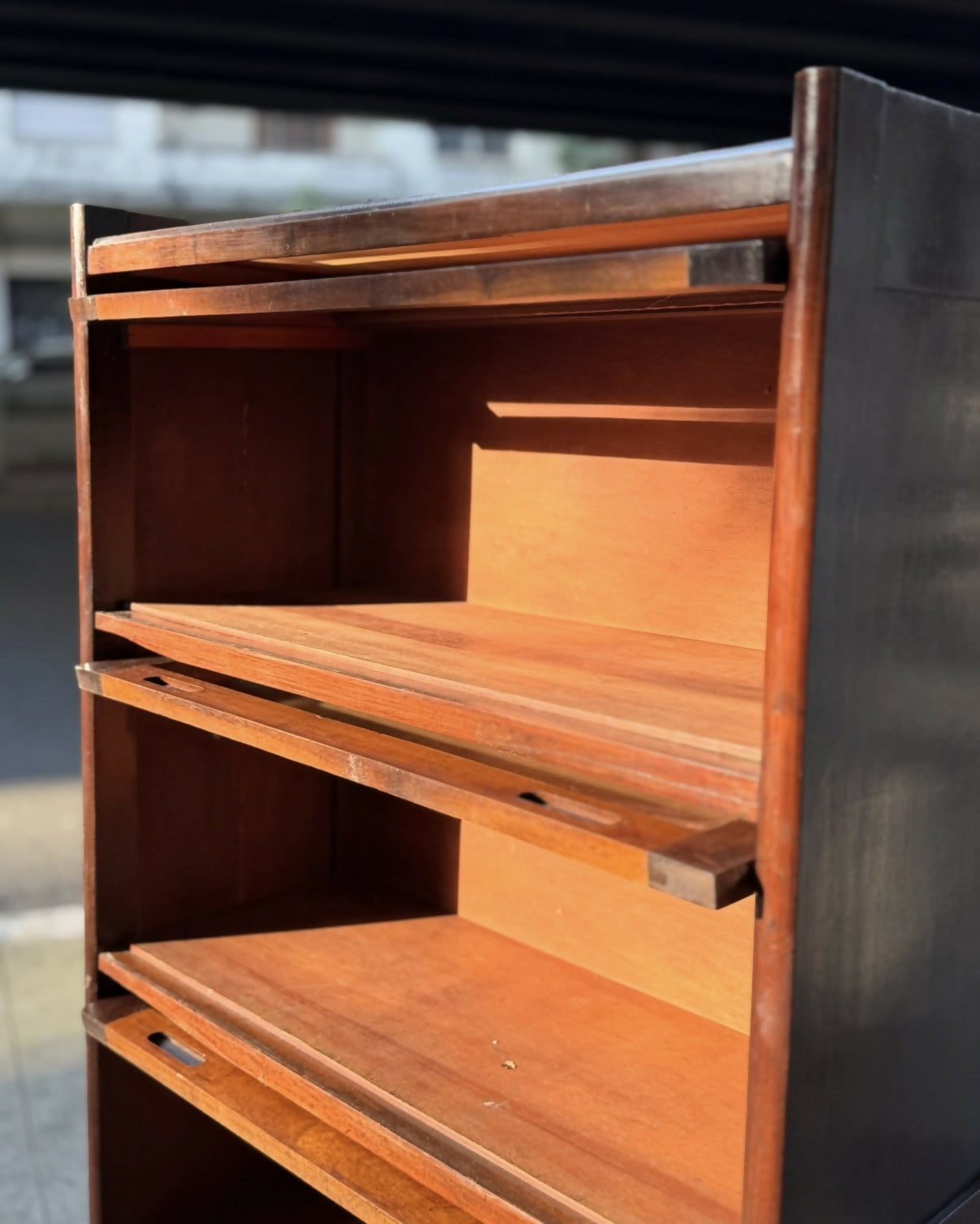 Livreiro em imbuia com 4 portas basculantes