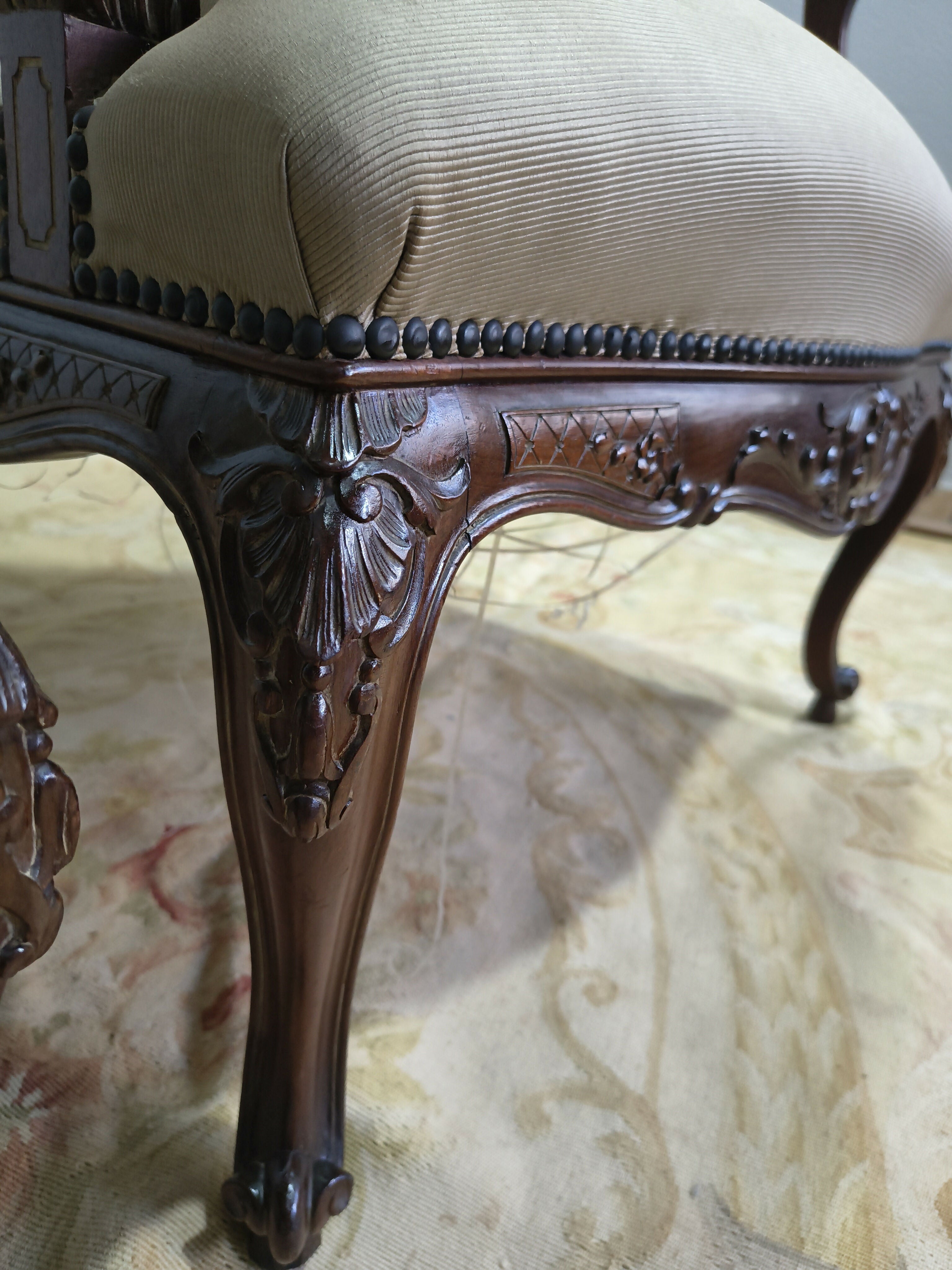 Par de Poltronas Regency em Imbuia entalhada