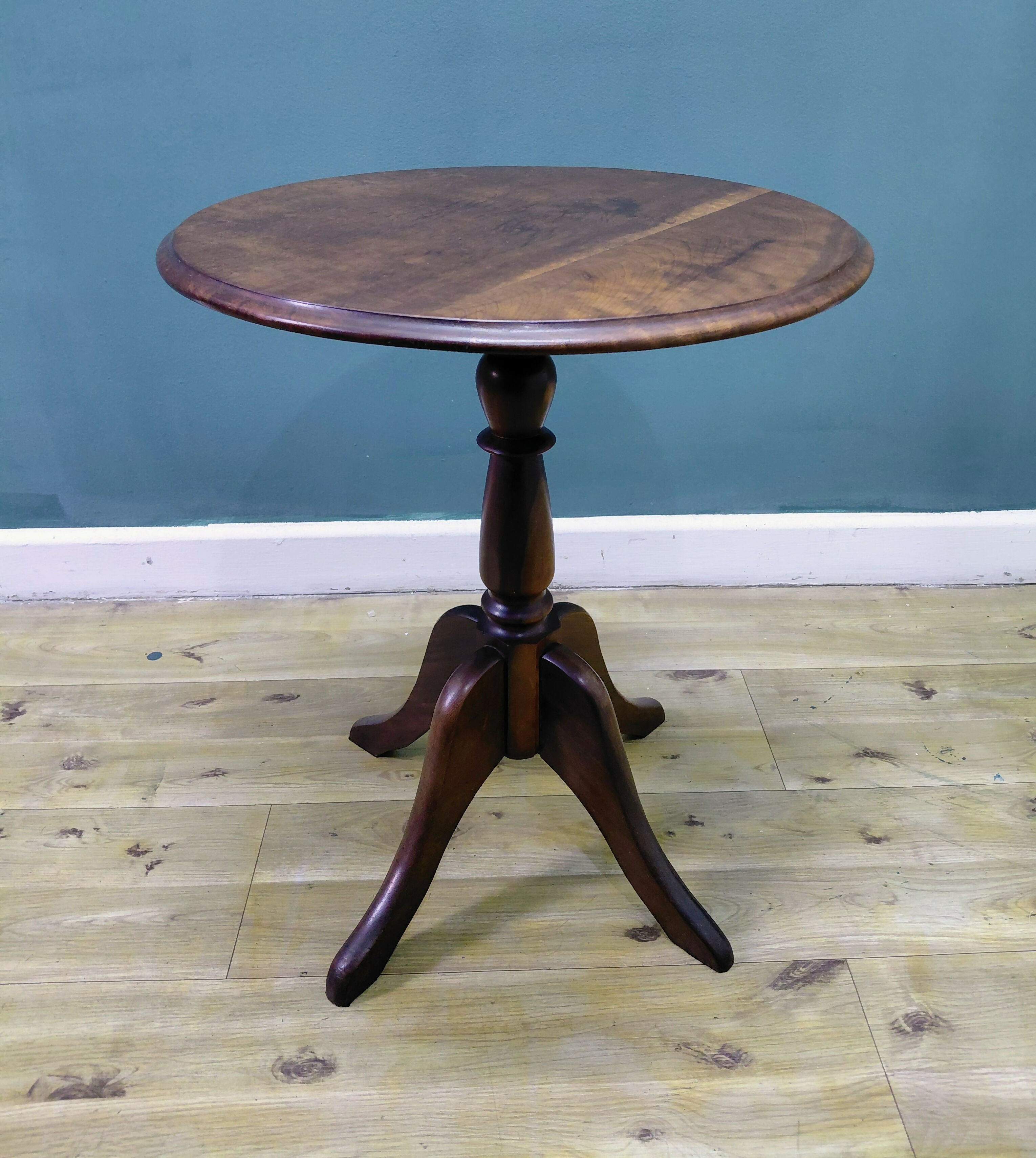 MESA LATERAL redonda em madeira tom de mel