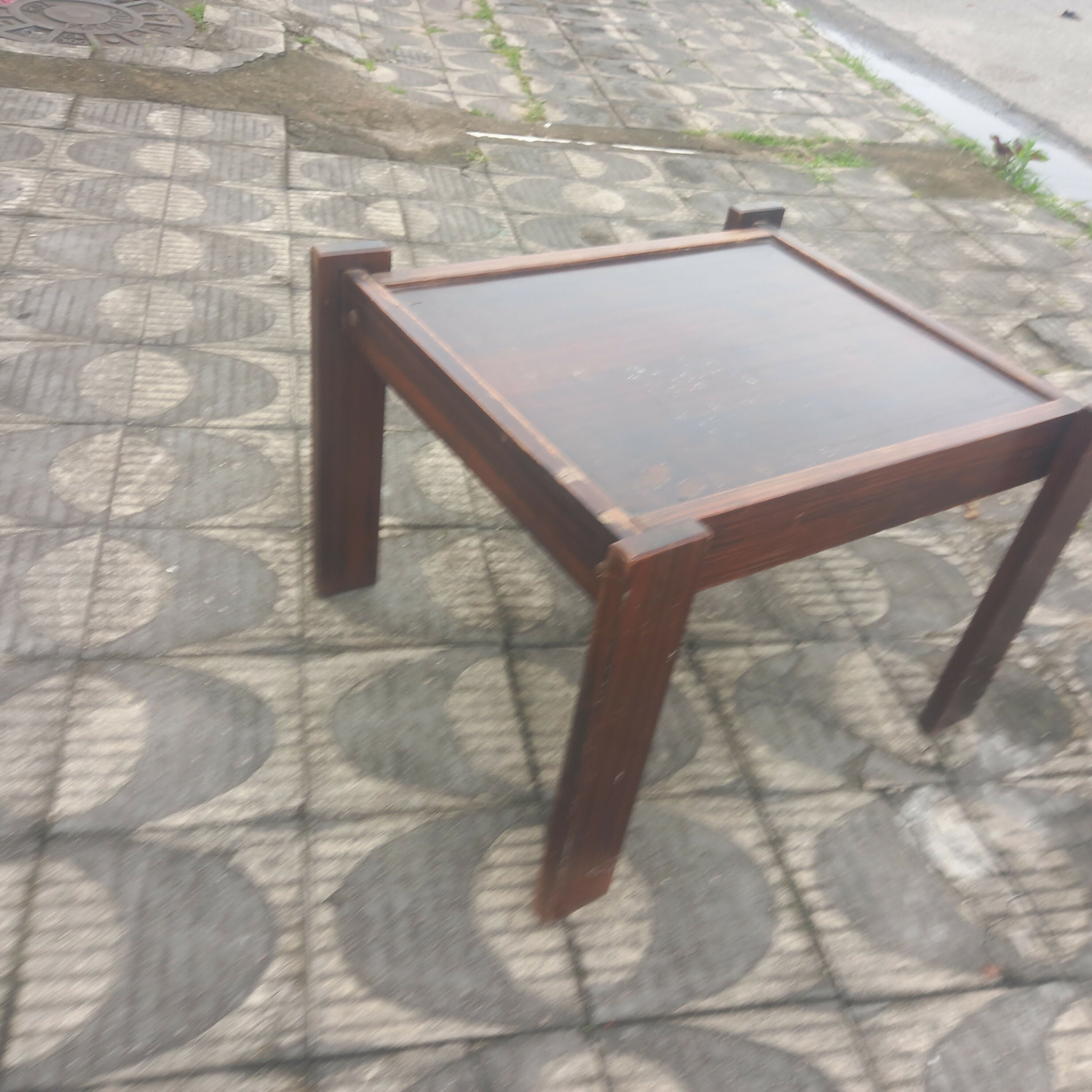 Mesa auxiliar quadrada em madeira