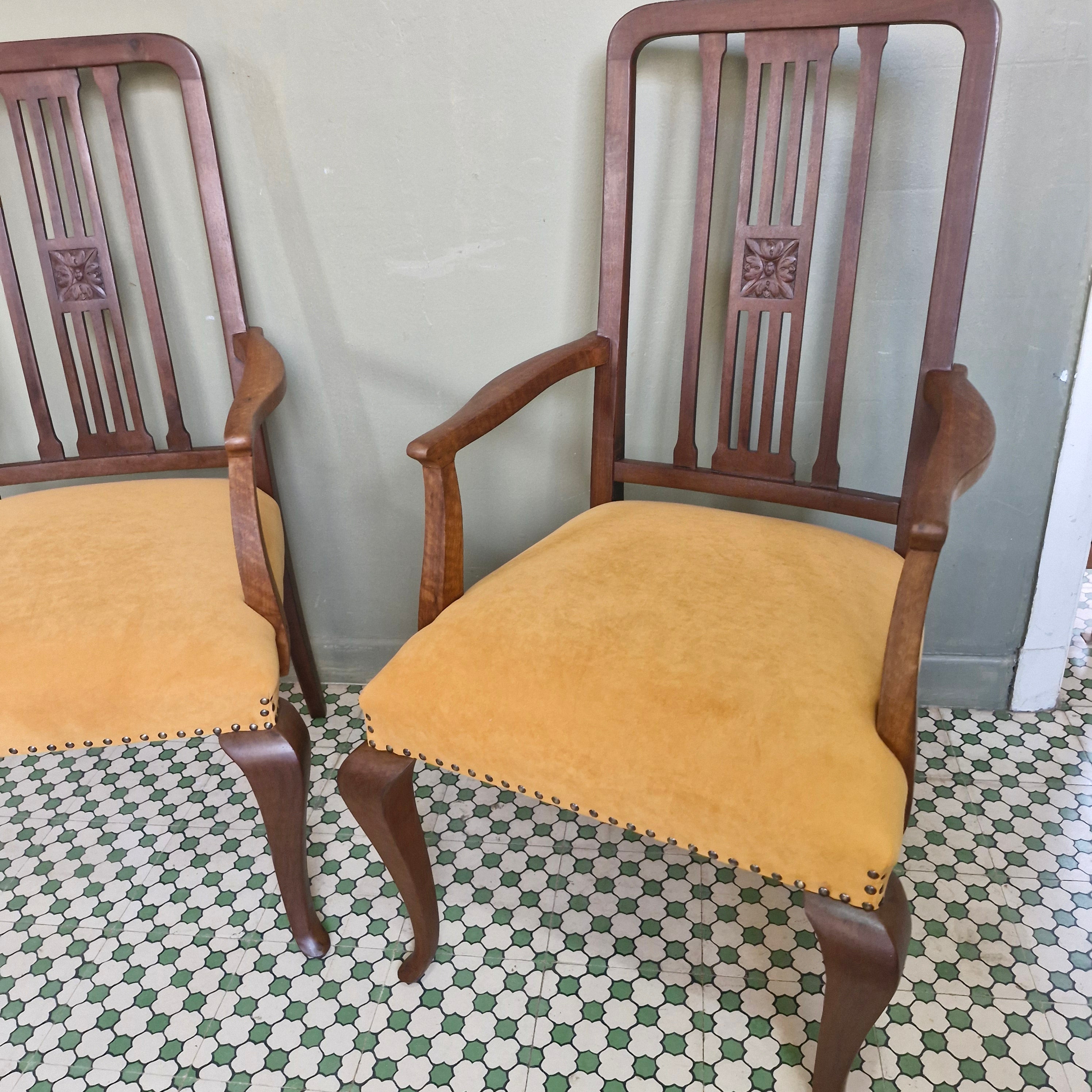 Par de Cadeiras Art Deco com estofado amarelo mostarda