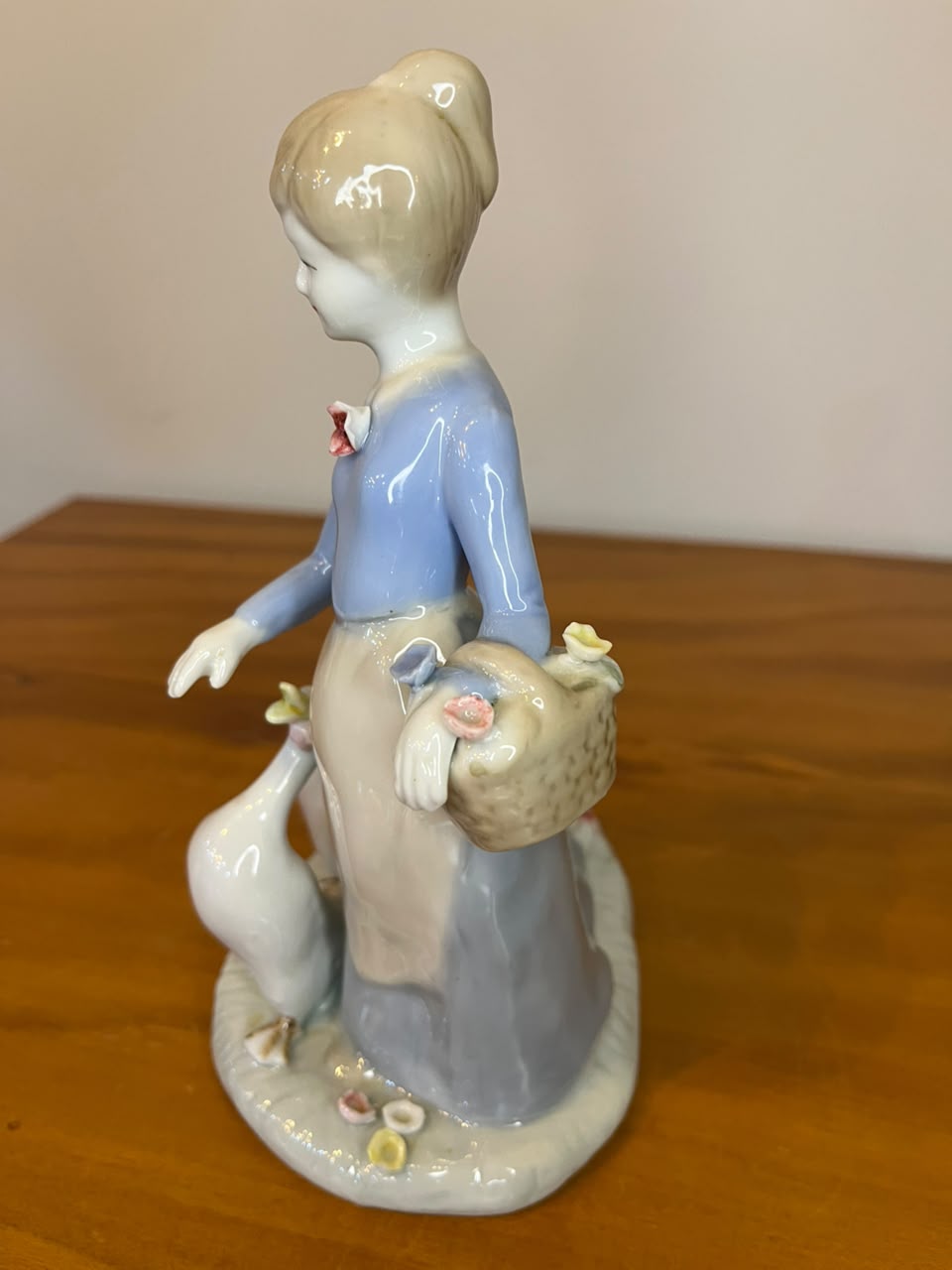 Escultura em Porcelana – Camponesa com Gansos – 20 cm