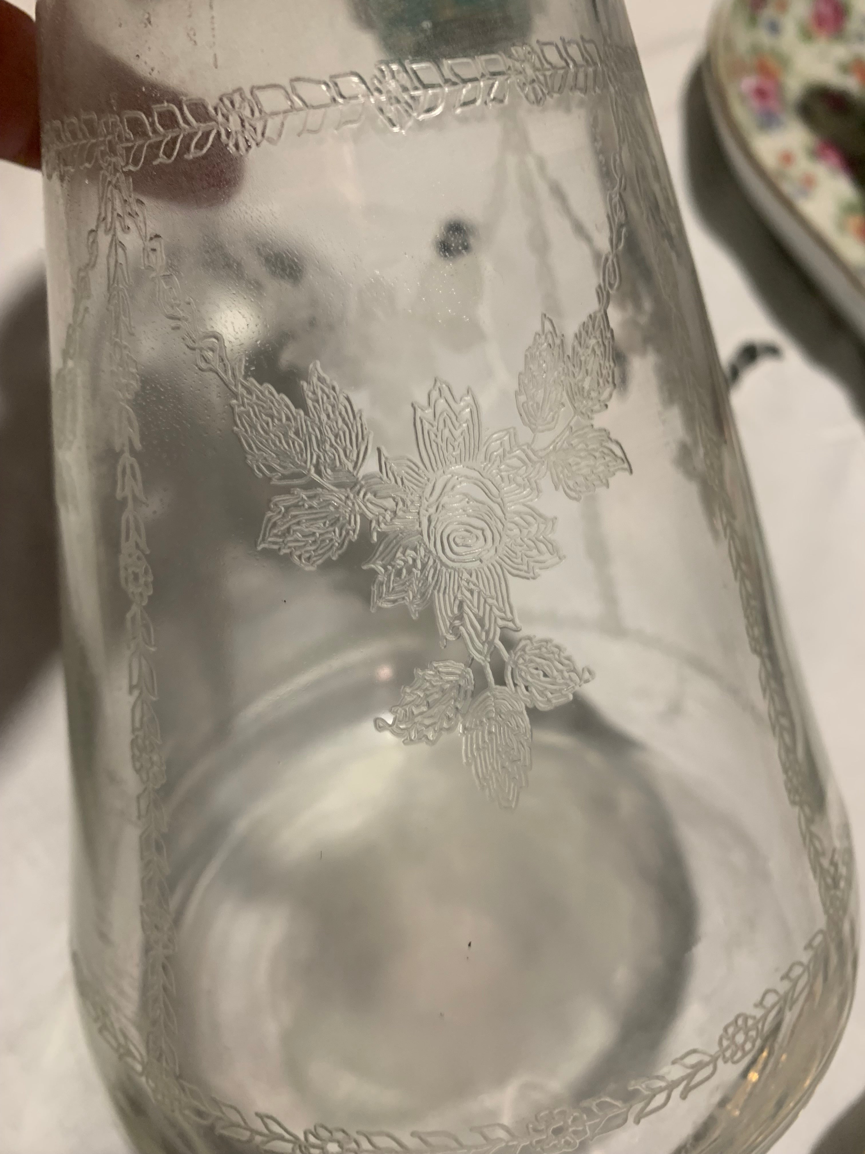 Antiga garrafa licoreira em vidro com linda lapidação Saint Louis