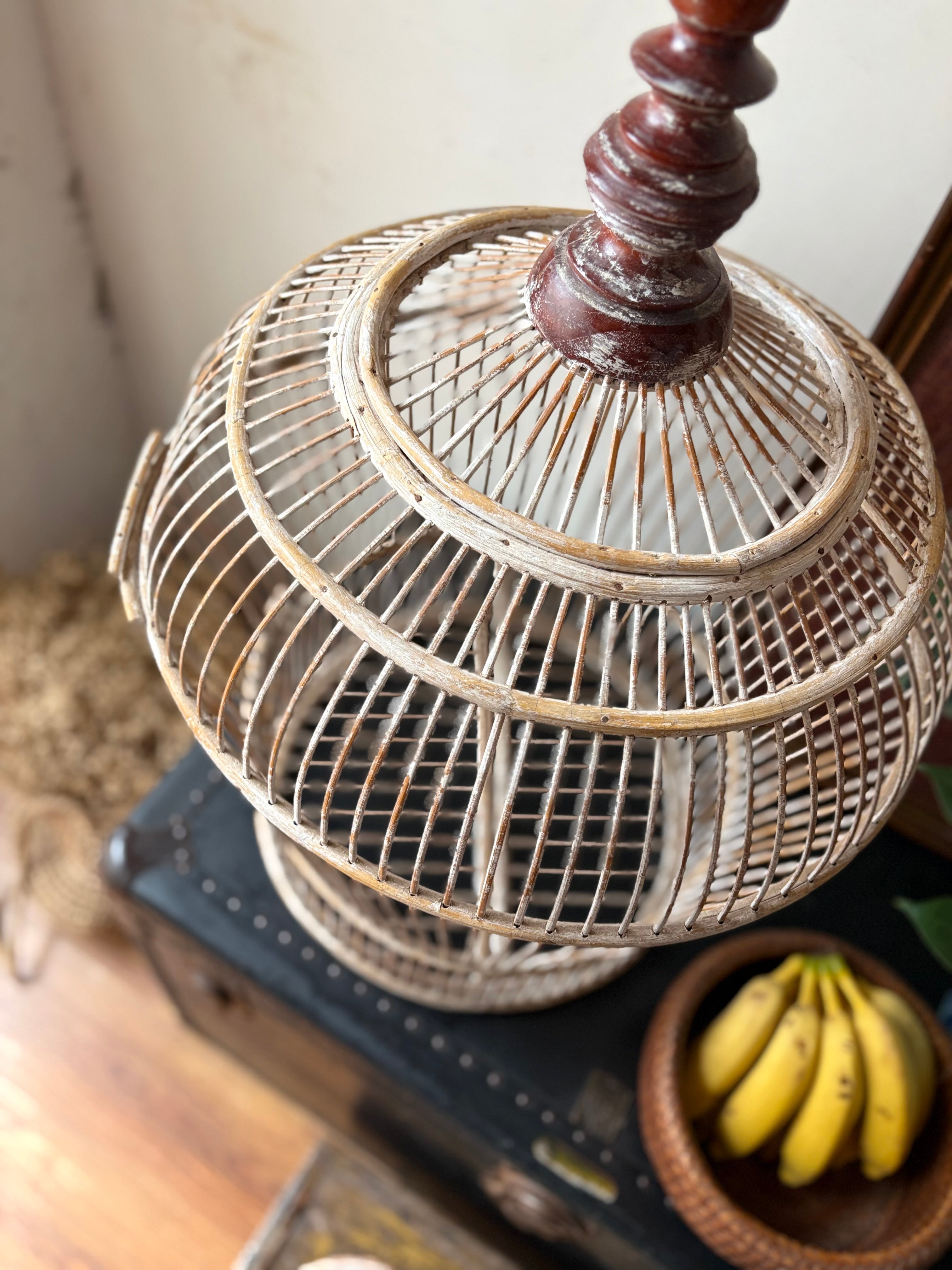 Grande gaiola ornamental em bambu para pendurar ou apoiar