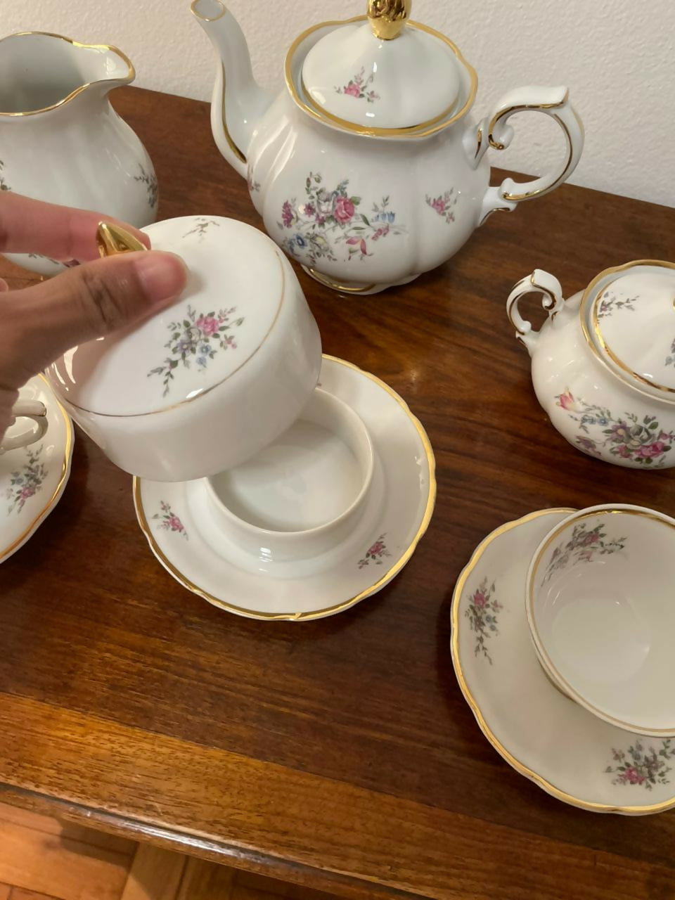 Aparelho de chá em porcelana Barão do Rio Branco floral friso dourado