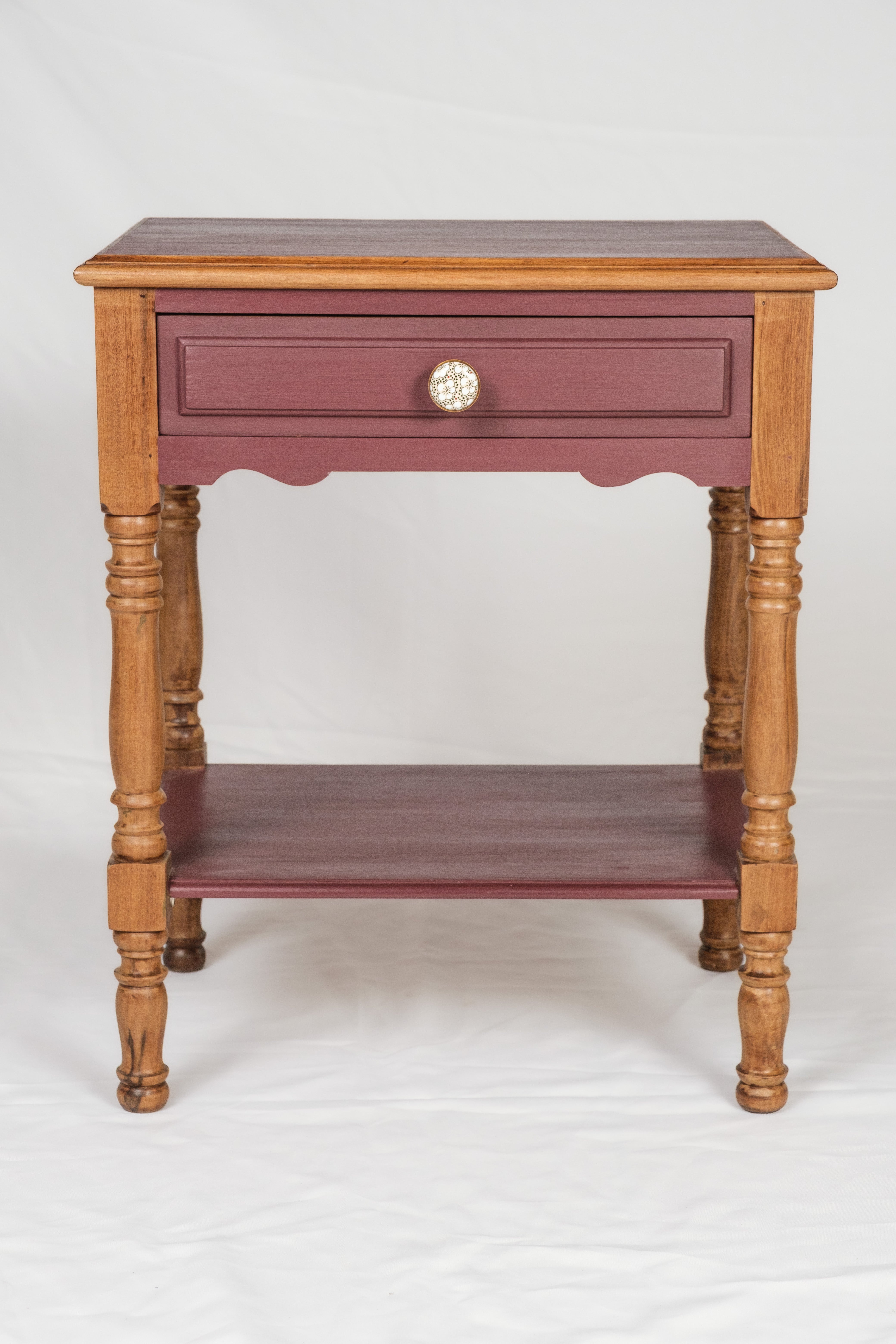 Mesa Lateral Vintage em Madeira com Gaveta e Prateleira – Uva