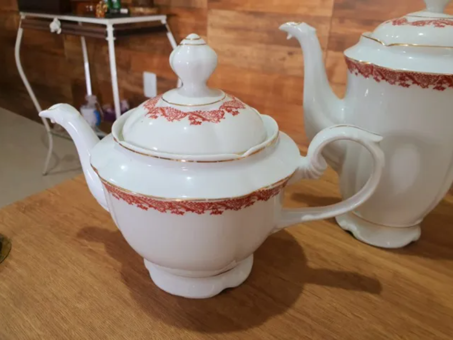 Conjunto de Bules de Porcelanas com detalhe dourados e desenhos em vermelho 