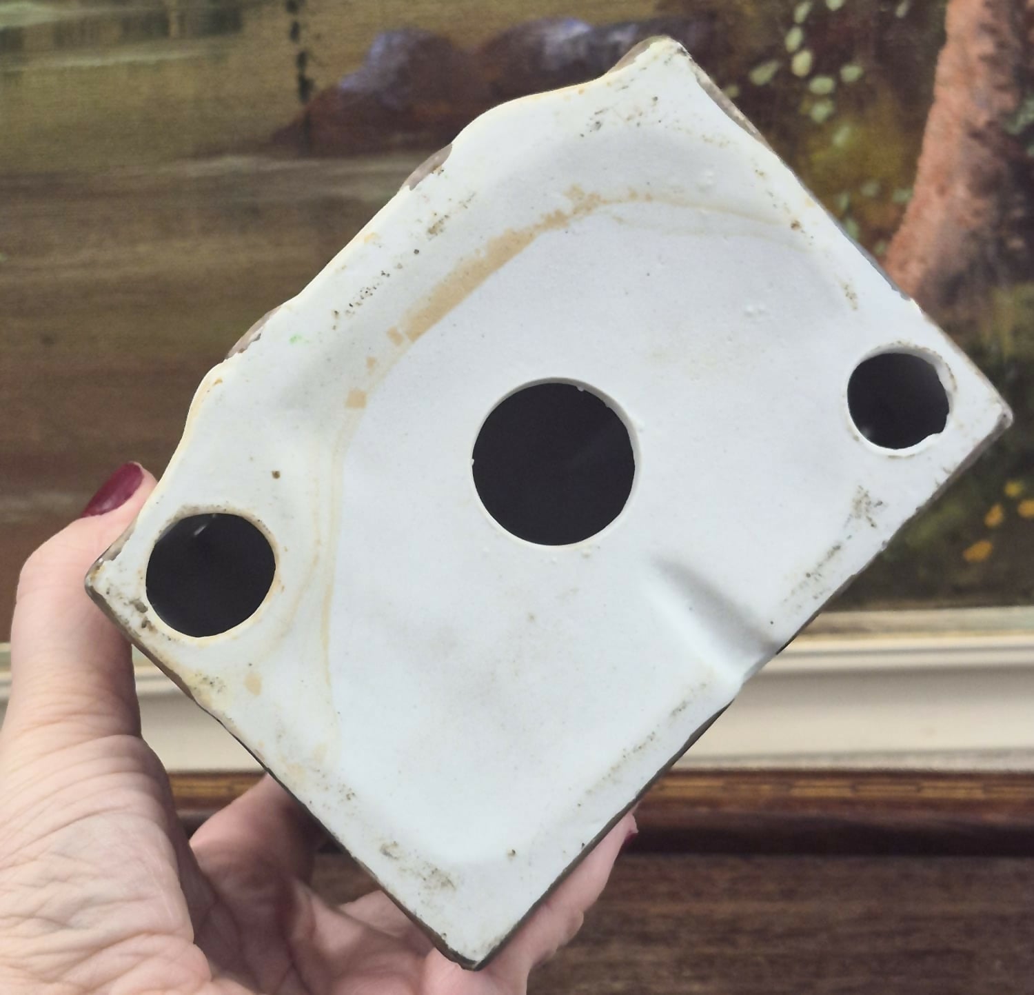 Casinha luminária representando estação de trem vintage, feita em biscuit, com portas, janelas e relógio frontal vazados para iluminação interna.