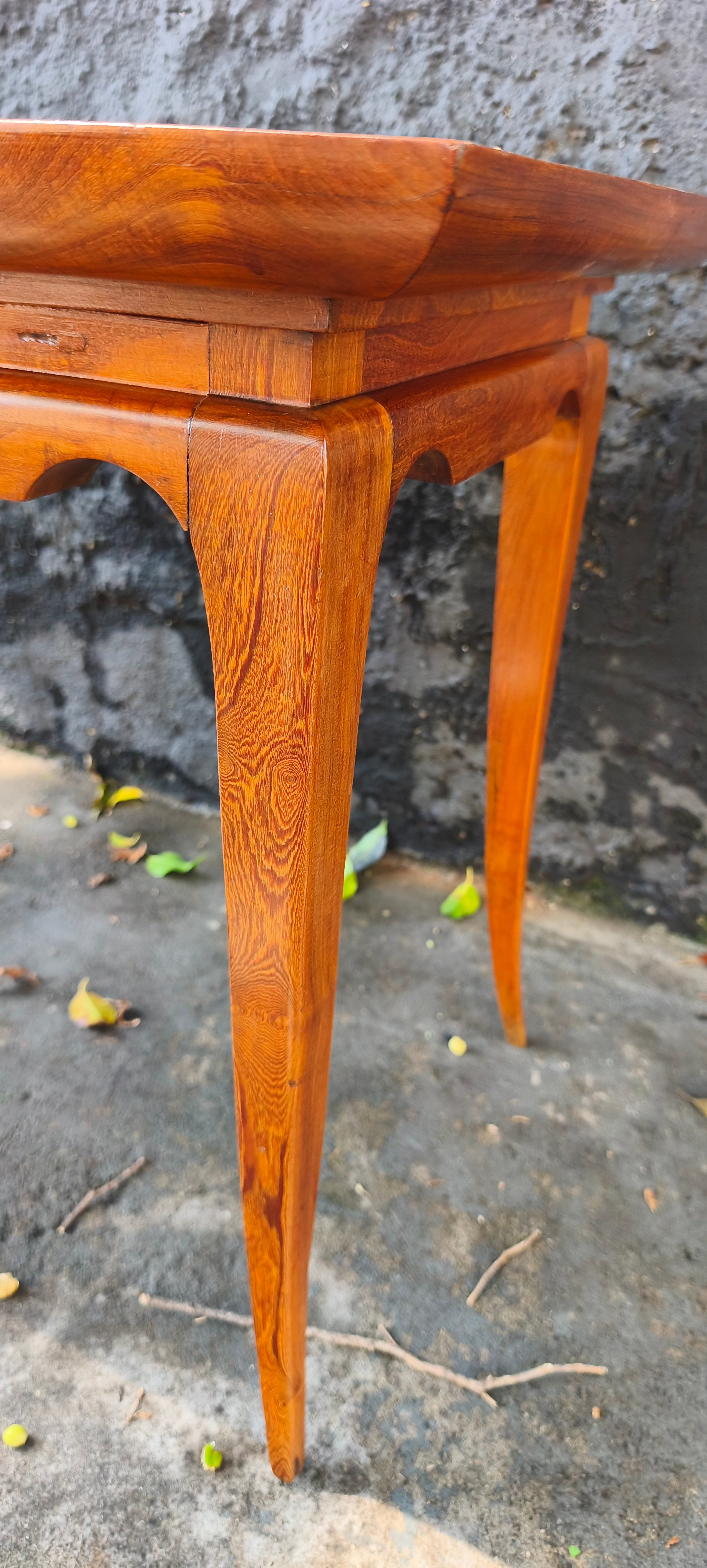 Mesa de centro retangular em madeira clara com tampo estofado em couro branco - restaurada