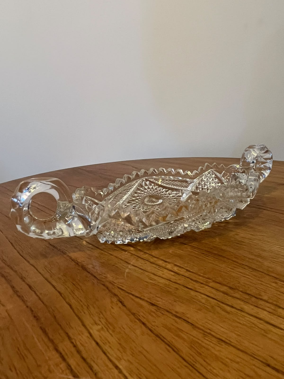 Travessa decorativa em vidro trabalhado com duas alças – 23 cm