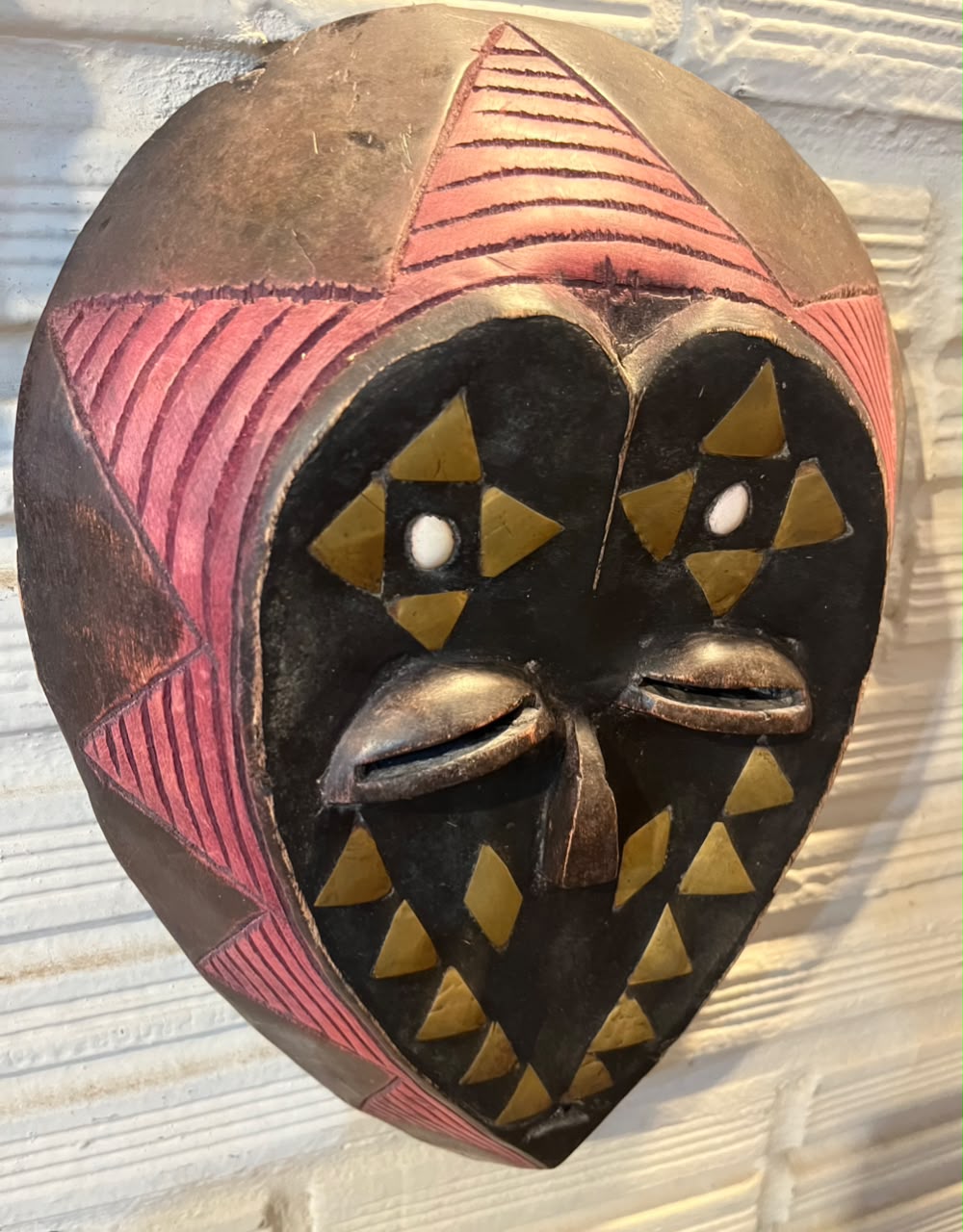 Máscara decorativa africana em madeira entalhada e policromada — 35 × 25 cm