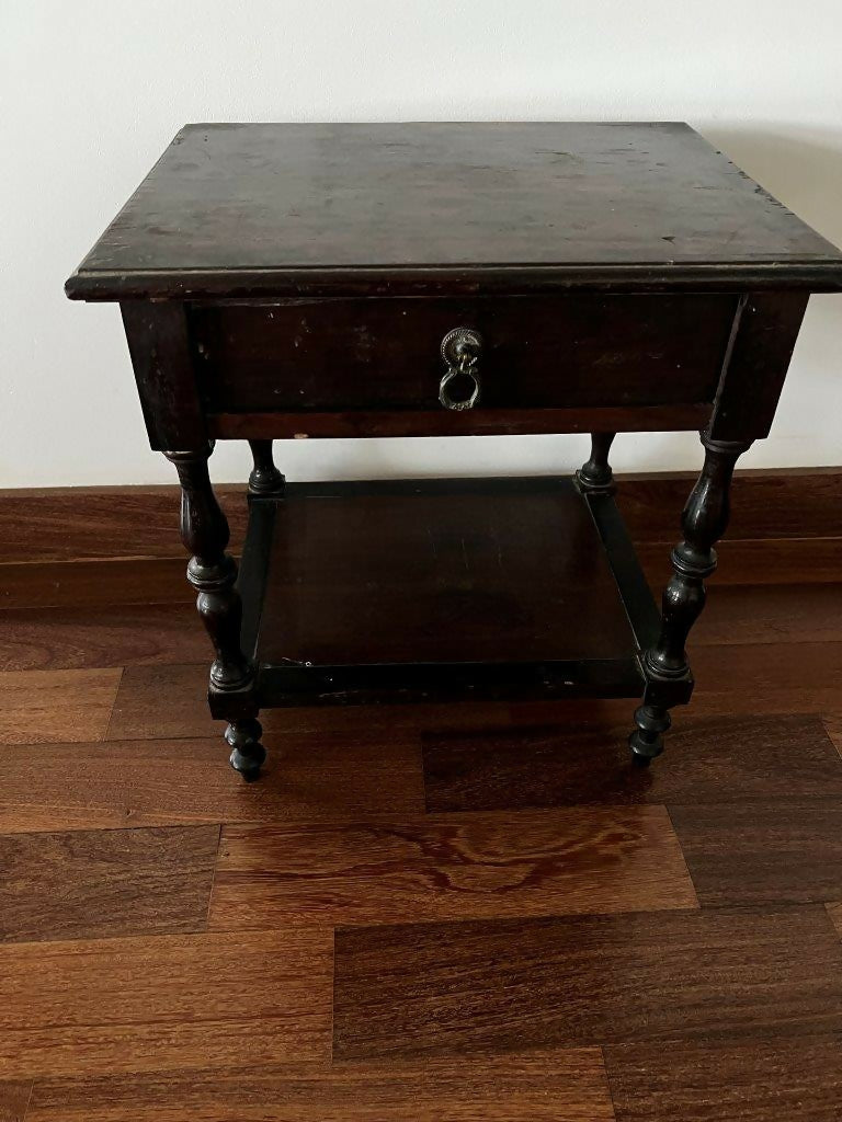 Mesinha de cabeceira antiga