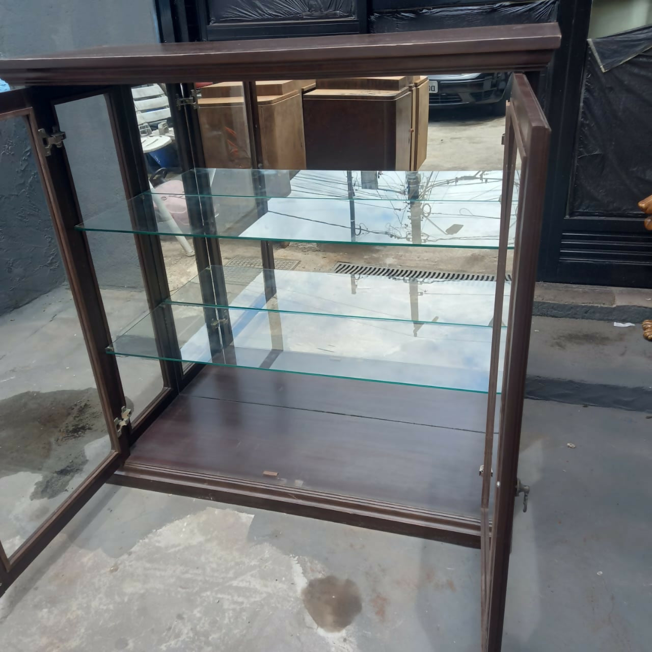 Cristaleira antiga em. Madeira