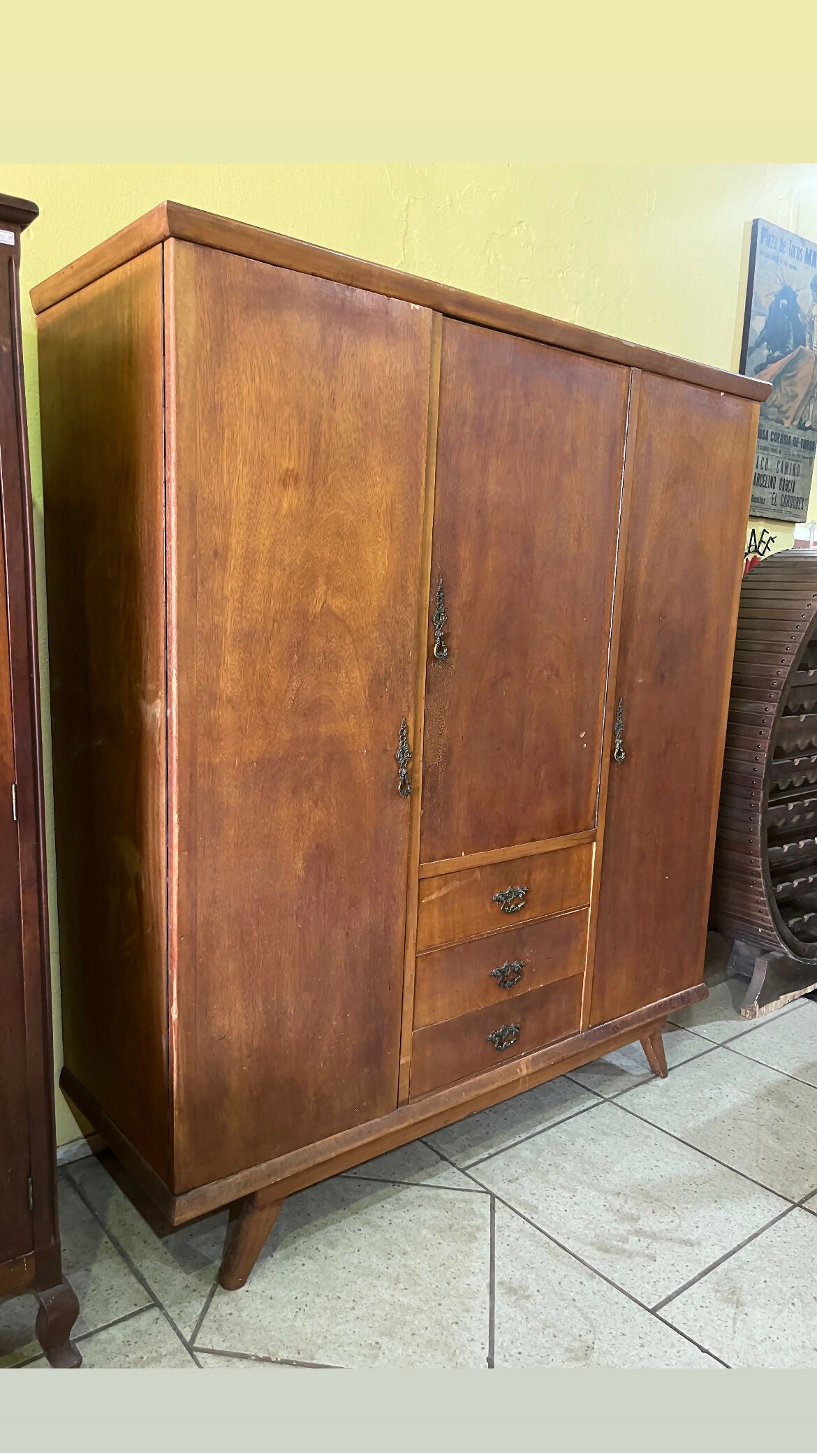 GUARDA ROUPAS ANOS 50 pés palito (temos a penteadeira também)