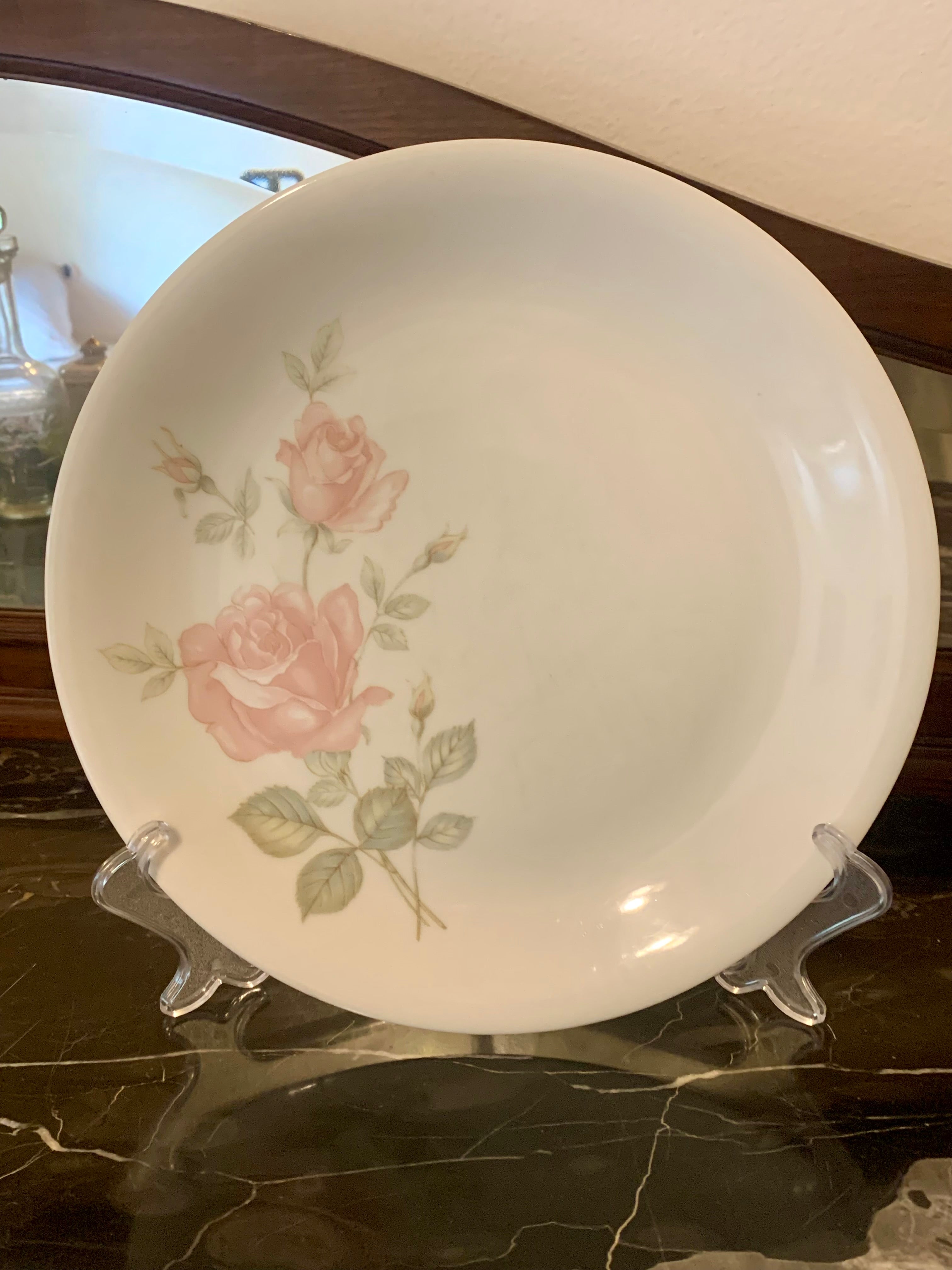 Prato para bolo em porcelana Renner Medallion com desenho de rosas 