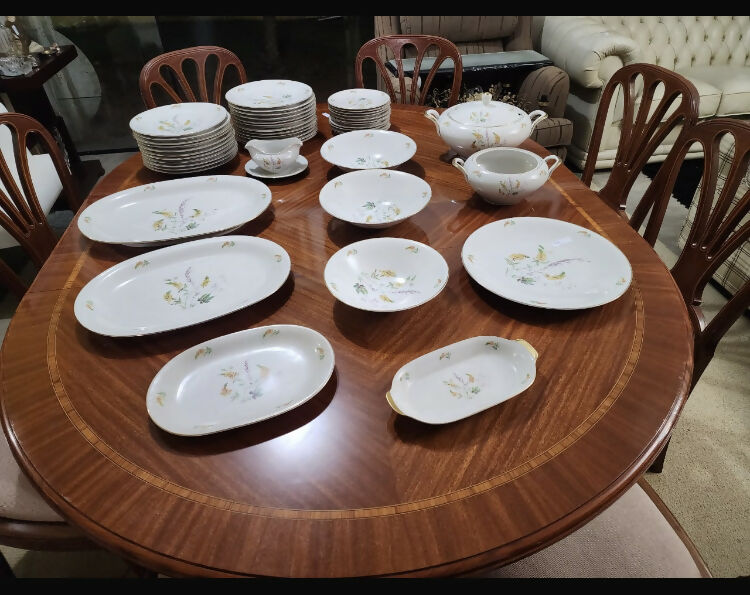 Mesa elástica com 08 cadeiras francesas