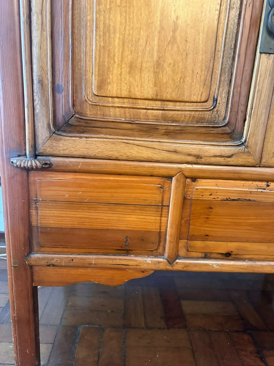 Lindo e raro armario / louceiro Dinastia Qing em madeira Ulmus, esta perfeito!