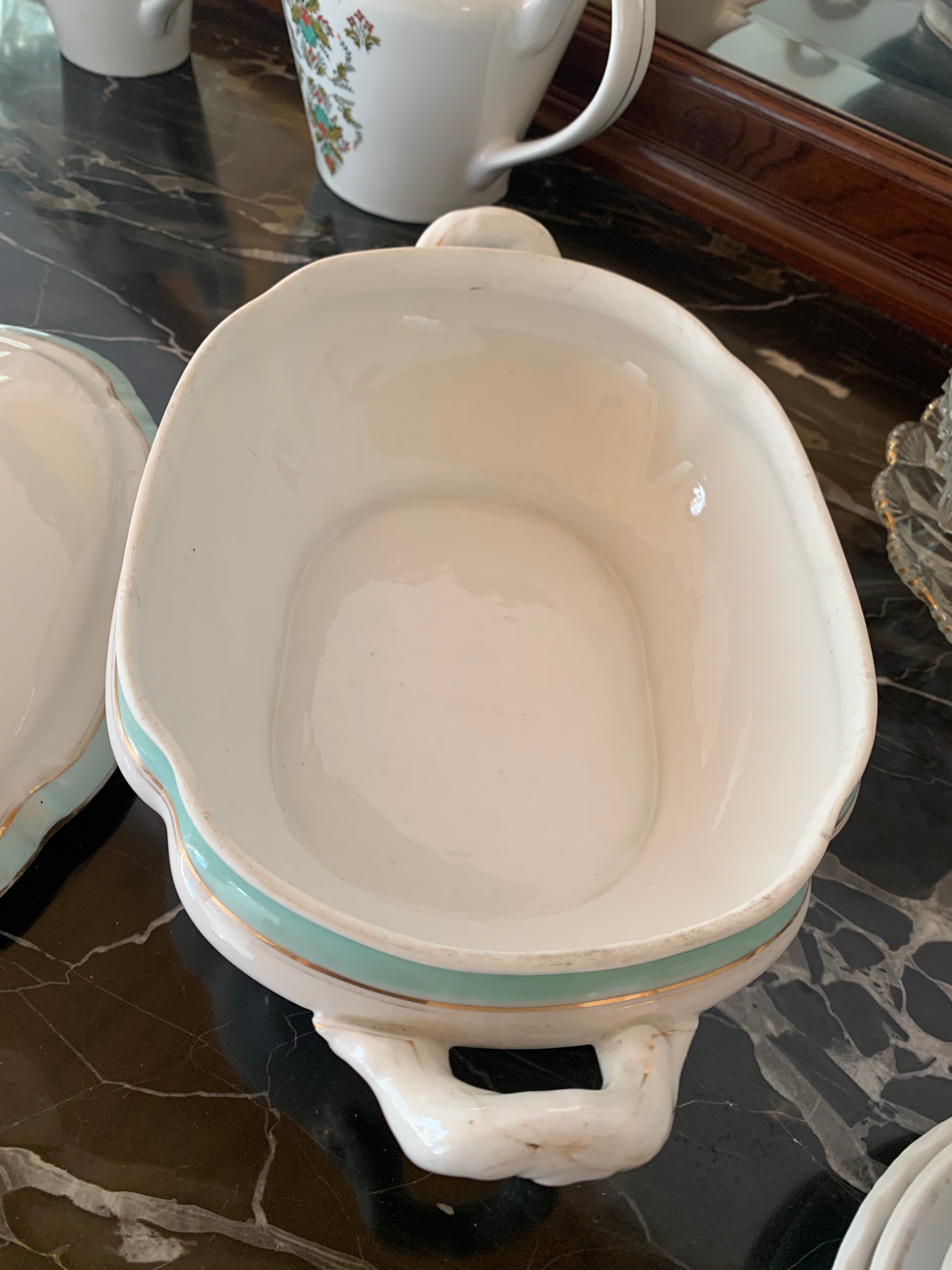 Linda sopeira em porcelana detalhes verde água