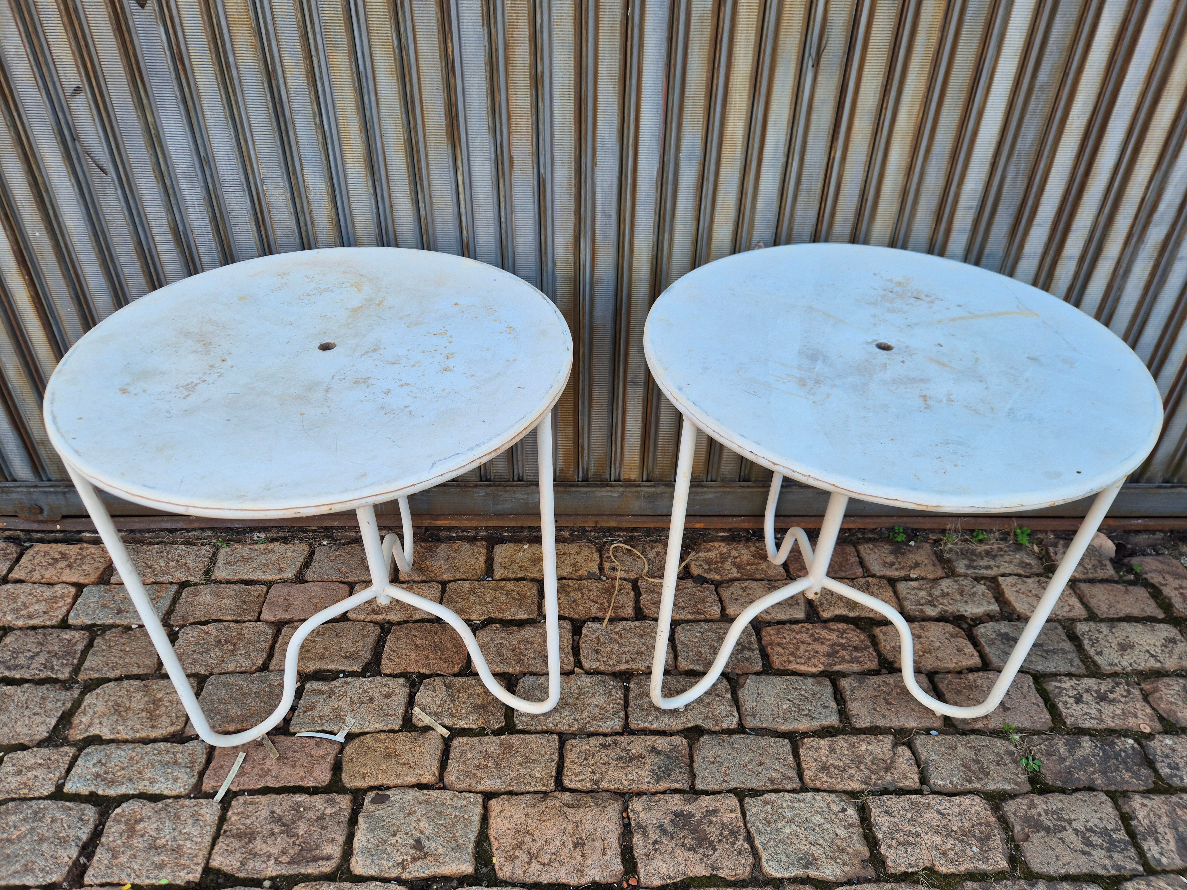 Par de mesinhas redondas vintage de ferro em branco 